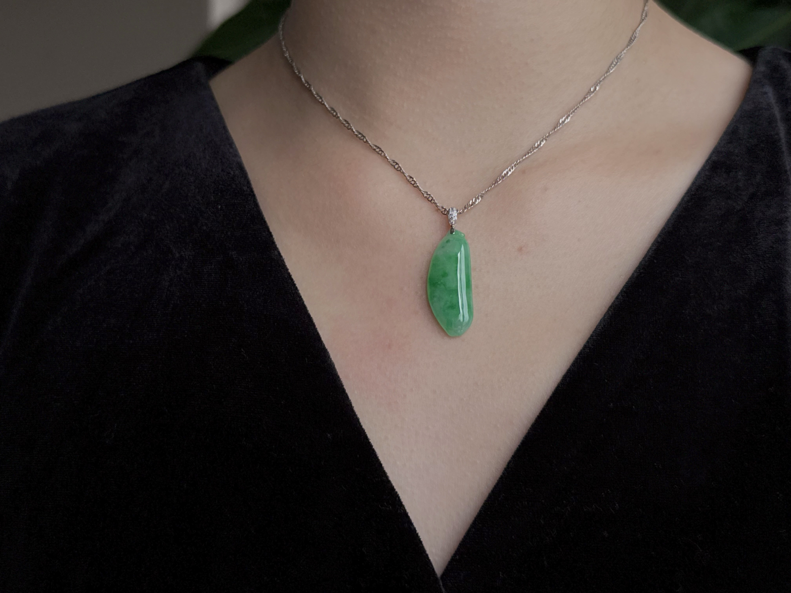 18K镶嵌冰绿长寿果吊坠

尺寸：29-11.3-4.4