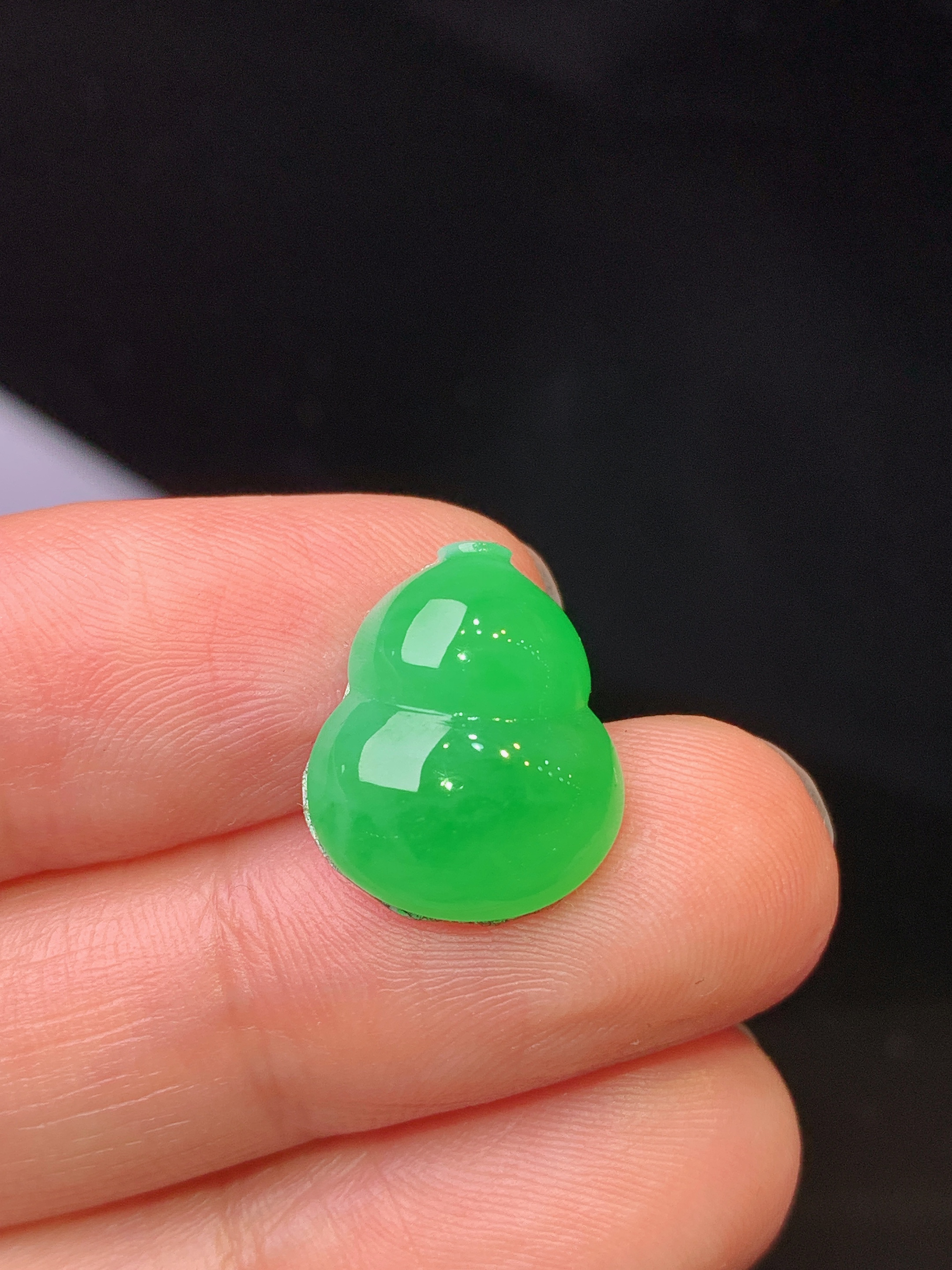 镶嵌款 满绿葫芦吊坠 玉质细腻 色泽艳丽清新 水润亮眼 整体尺寸14.6*12.3*5m2