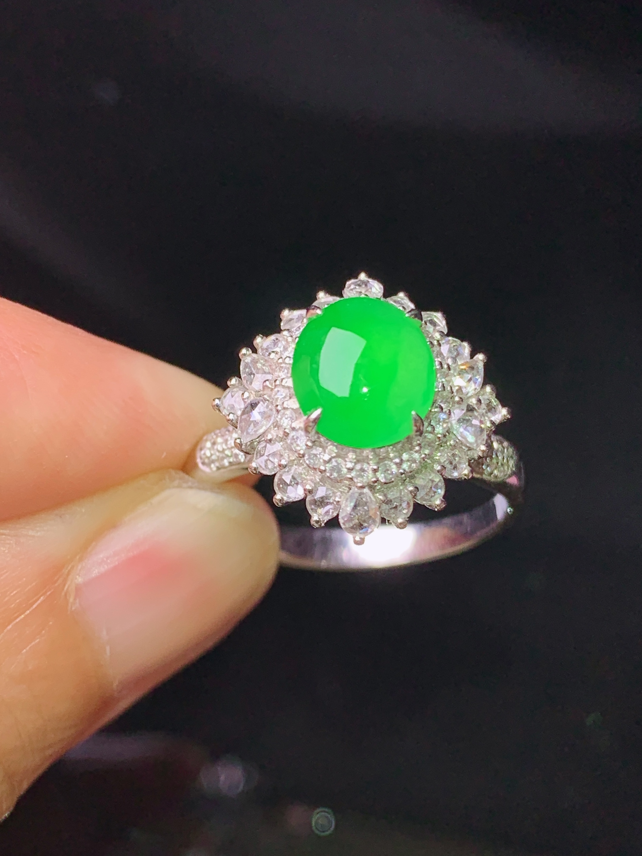 18k金钻镶嵌满绿蛋面戒指 玉质细腻 色泽艳丽清新 水润亮眼 圈口14 整体尺寸14.5*10.8t1