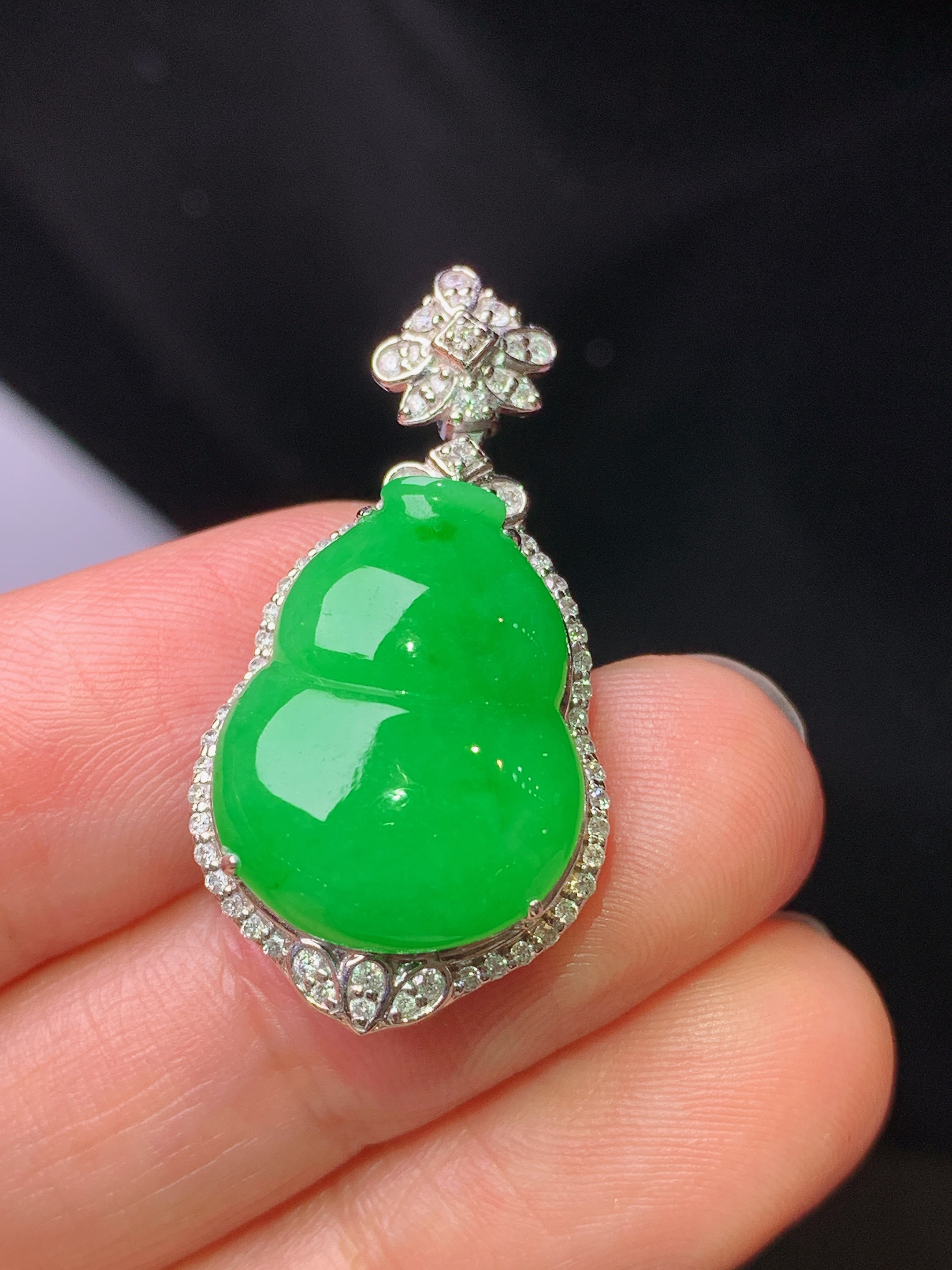 18k金钻镶嵌满绿葫芦吊坠 玉质细腻 色泽艳丽清新 水润亮眼 整体尺寸31*16*8.8L2