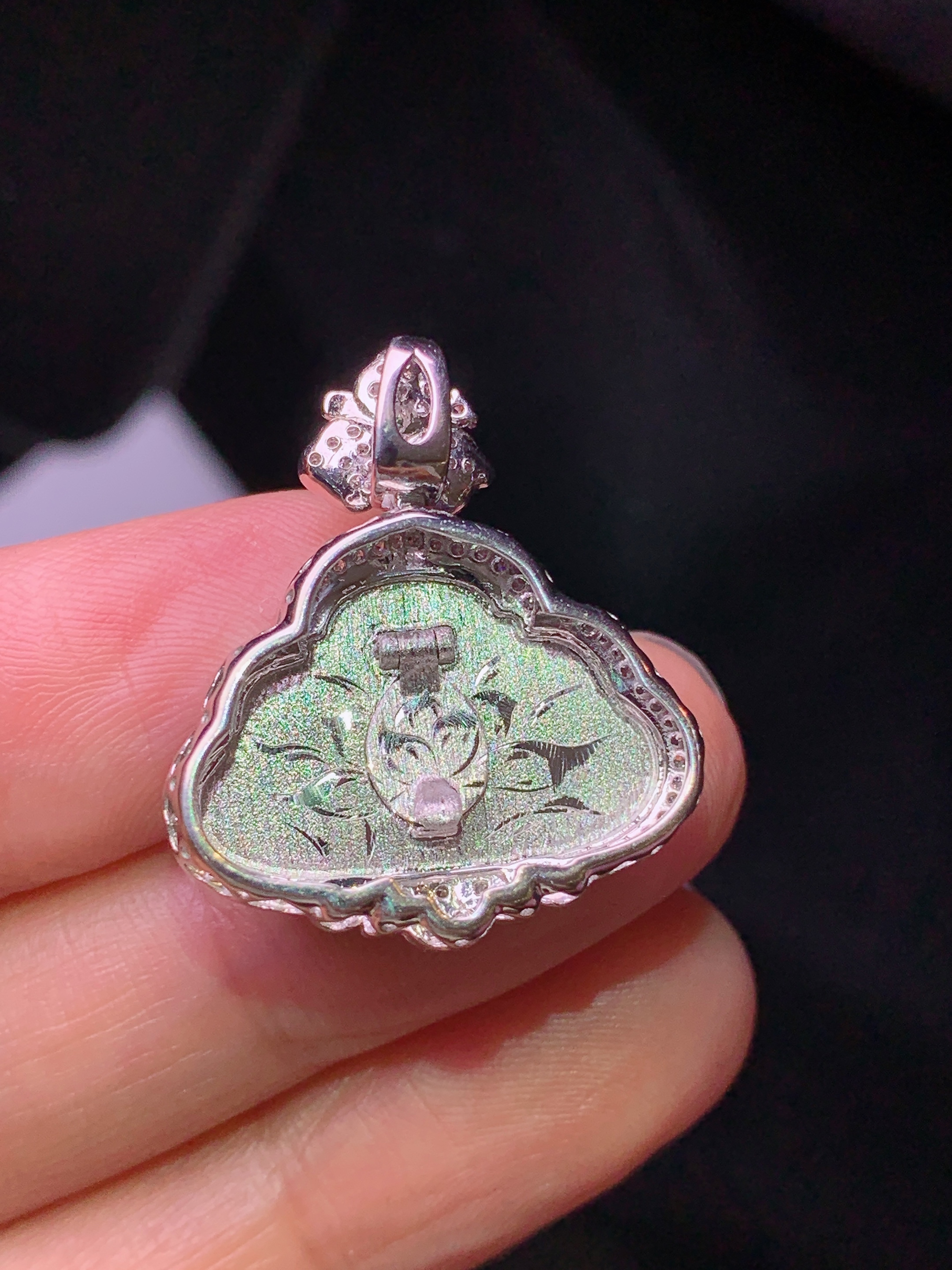 18k金钻镶嵌翠绿佛公吊坠 玉质细腻 色泽艳丽清新 水润亮眼 整体尺寸26*22.2*9.2L2