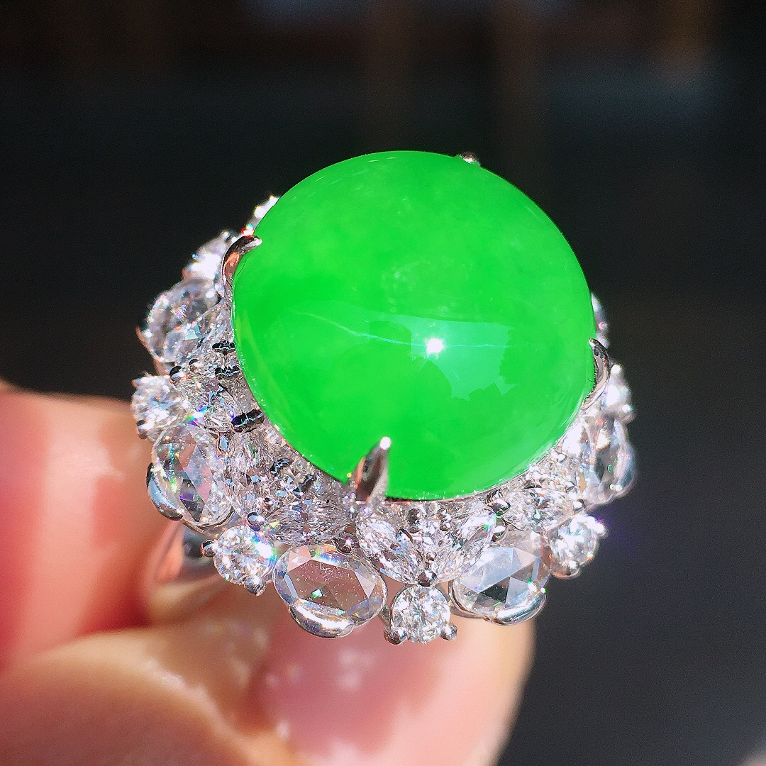 阳绿蛋面戒指，色泽均匀艳丽，玉质细腻，荧光感超
强，饱满圆润，尽显优雅气质，18k
金豪华镶嵌