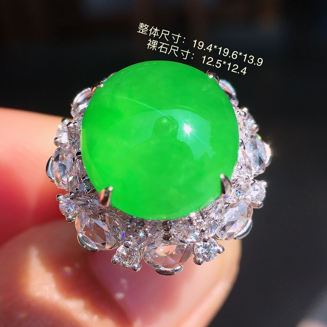 阳绿蛋面戒指，色泽均匀艳丽，玉质细腻，荧光感超
强，饱满圆润，尽显优雅气质，18k
金豪华镶嵌