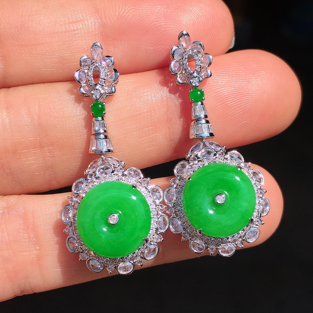 阳绿平安扣耳坠，色泽均匀艳丽，玉质细腻，荧光感超
强，饱满圆润，尽显优雅气质，18k
金豪华镶嵌