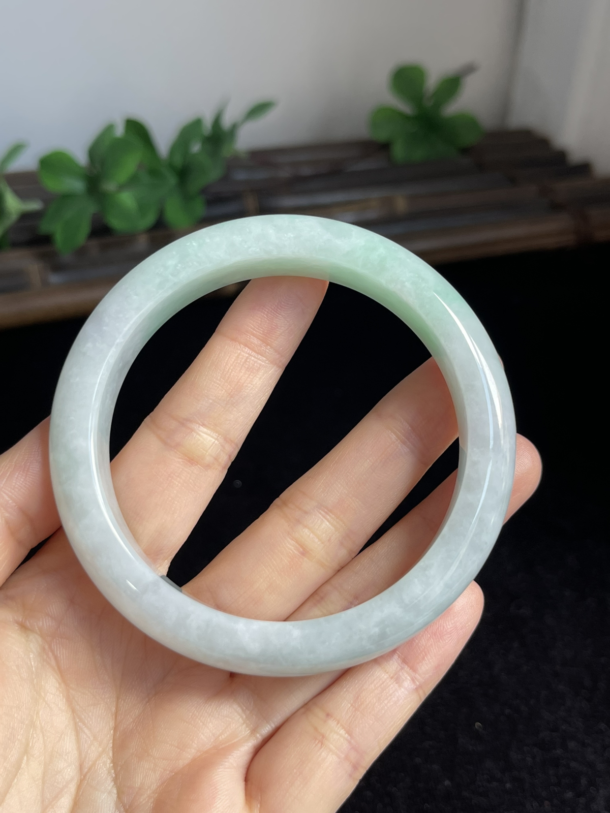 正圈58.5圈口，翡翠糯化种飘绿手镯