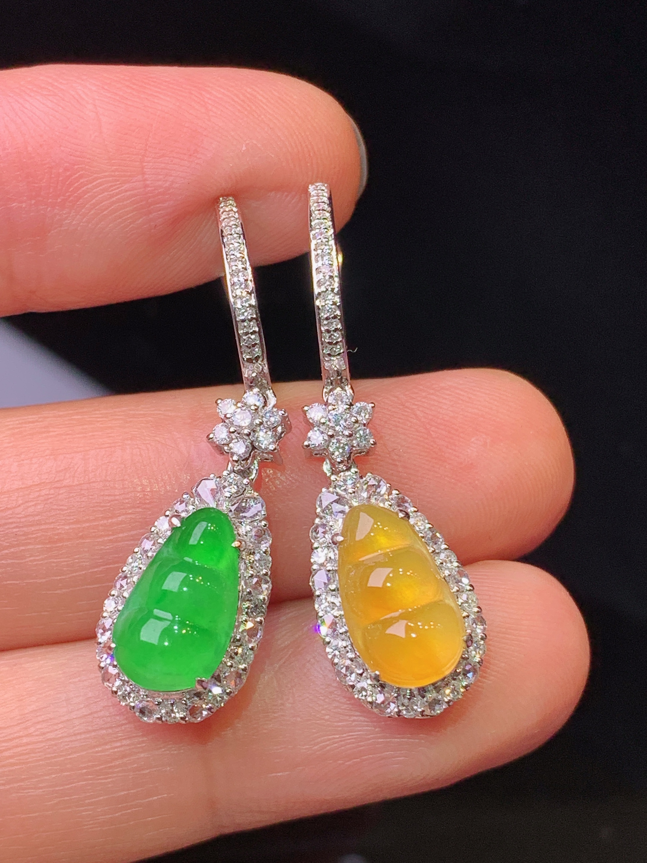 18k金钻镶嵌黄绿四季豆耳坠 玉质细腻 色泽艳丽清新 水润亮眼 整体尺寸32.8*9.3*8.2y3