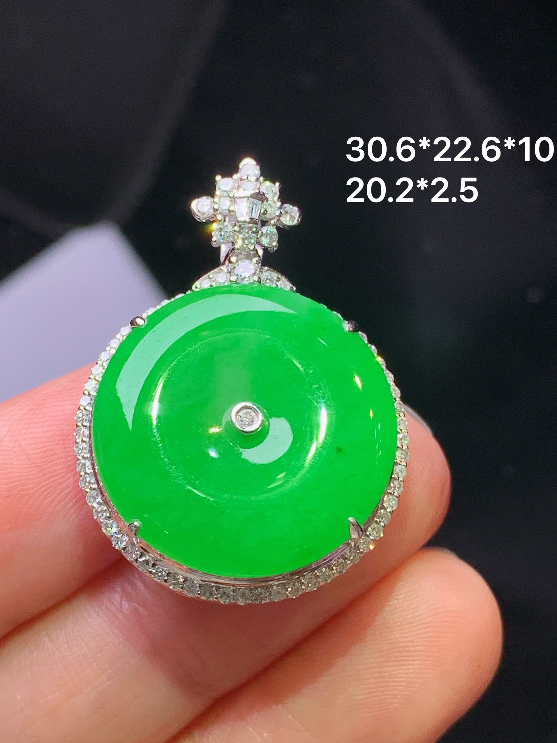 18k金钻镶嵌翠绿平安扣吊坠 玉质细腻 色泽艳丽清新 水润亮眼 整体尺寸30.6*22.6*10L2