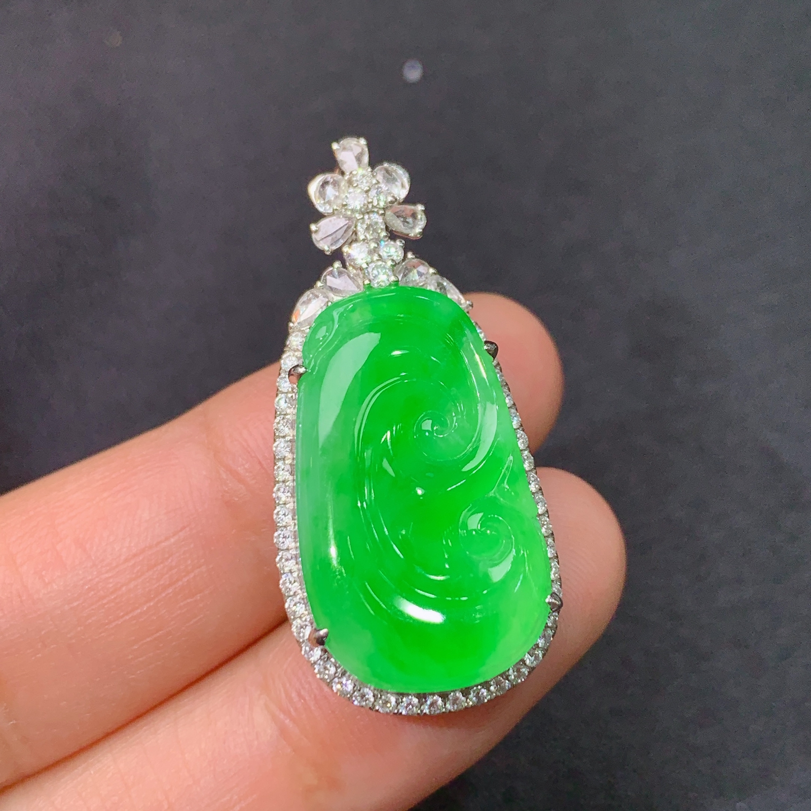 冰阳绿如意吊坠，18k金镶嵌，冰润色阳，玉质细腻，种水足，Ysn 尺寸34*16*8.3