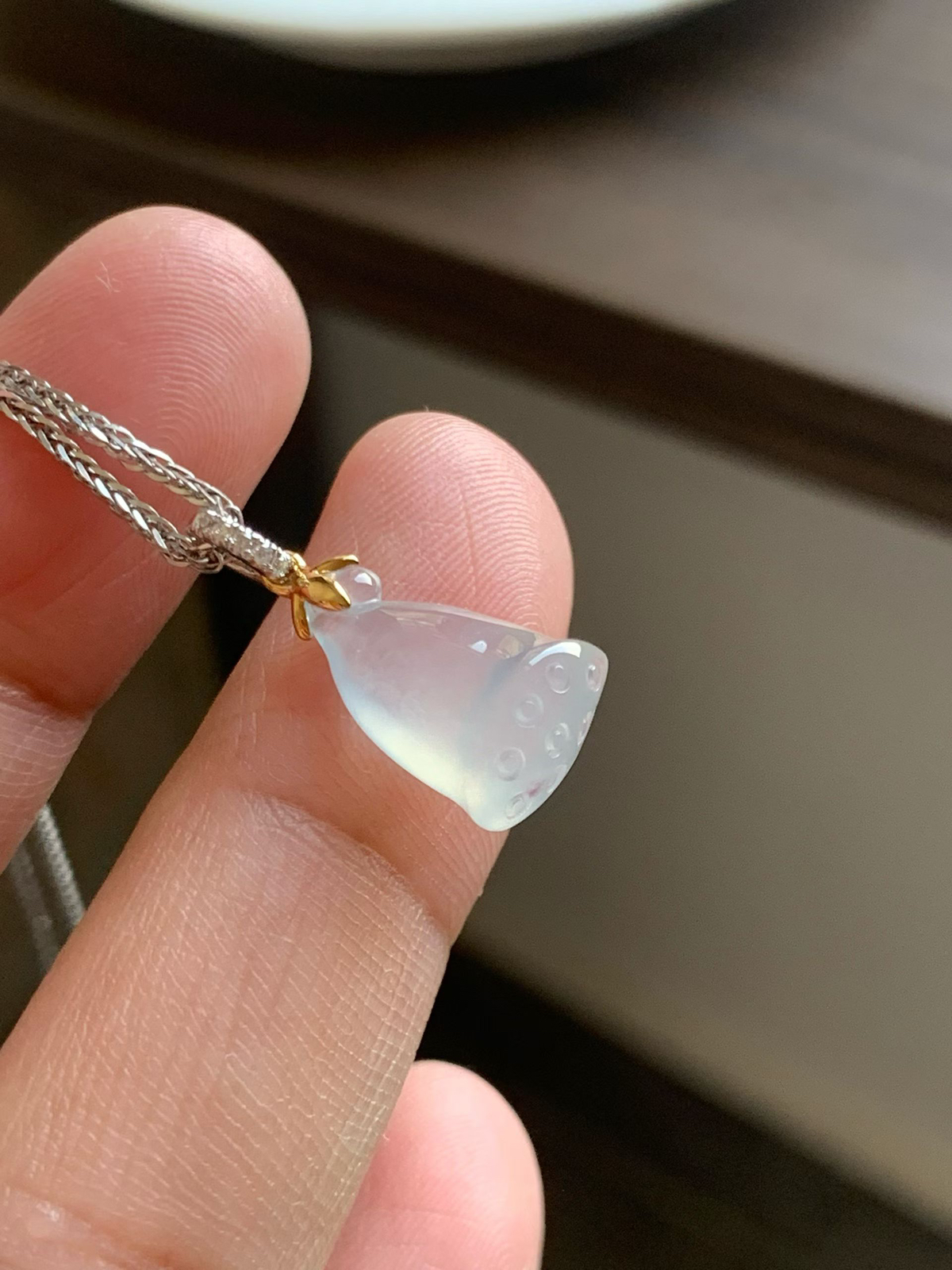 白冰小莲蓬吊坠

裸石14*9.6*5.8 整体长度20.5mm
18k金钻石扣头