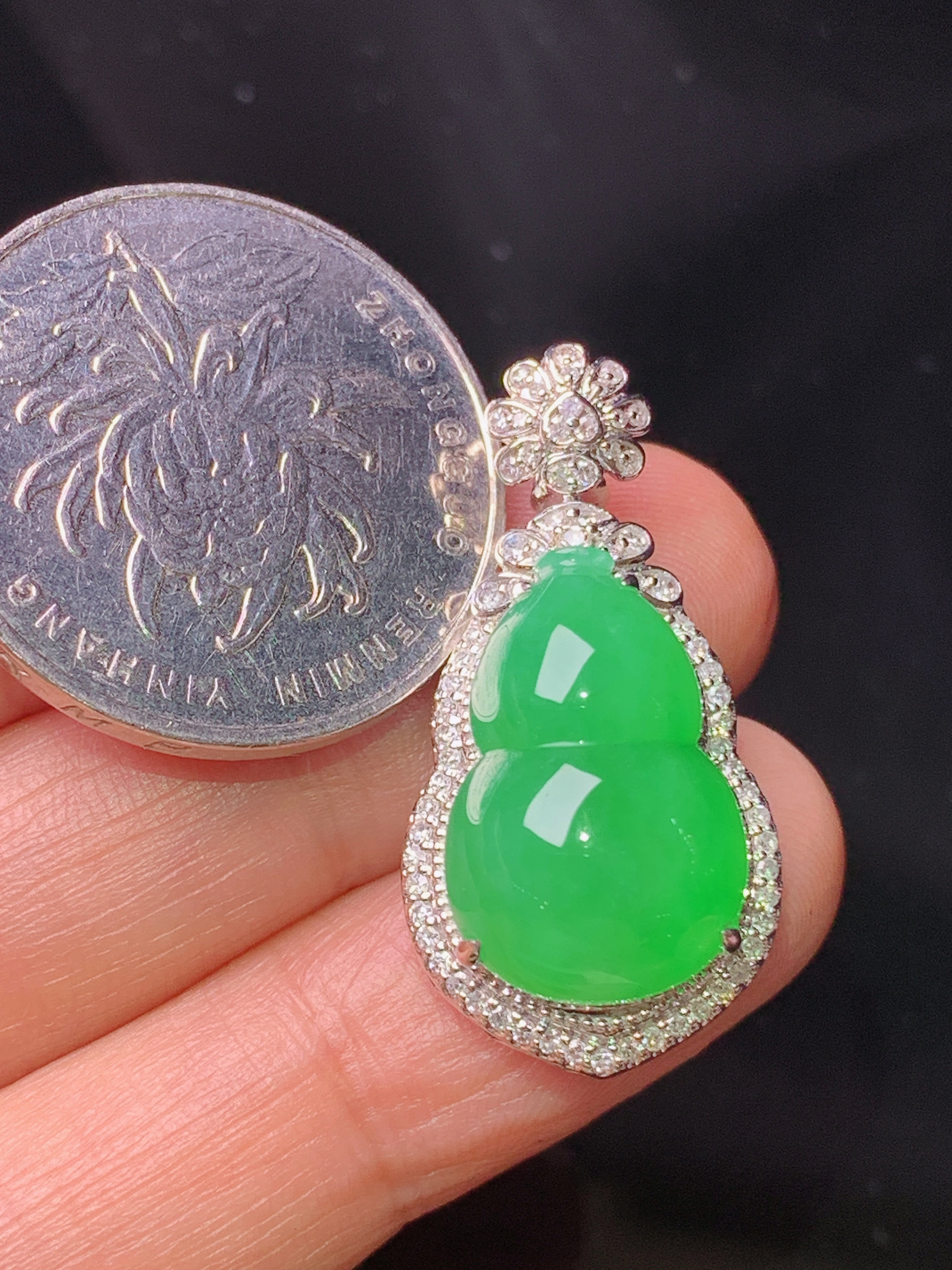 18k金钻镶嵌满绿葫芦吊坠 玉质细腻 色泽艳丽清新 水润亮眼 整体尺寸30*15*11.8h1