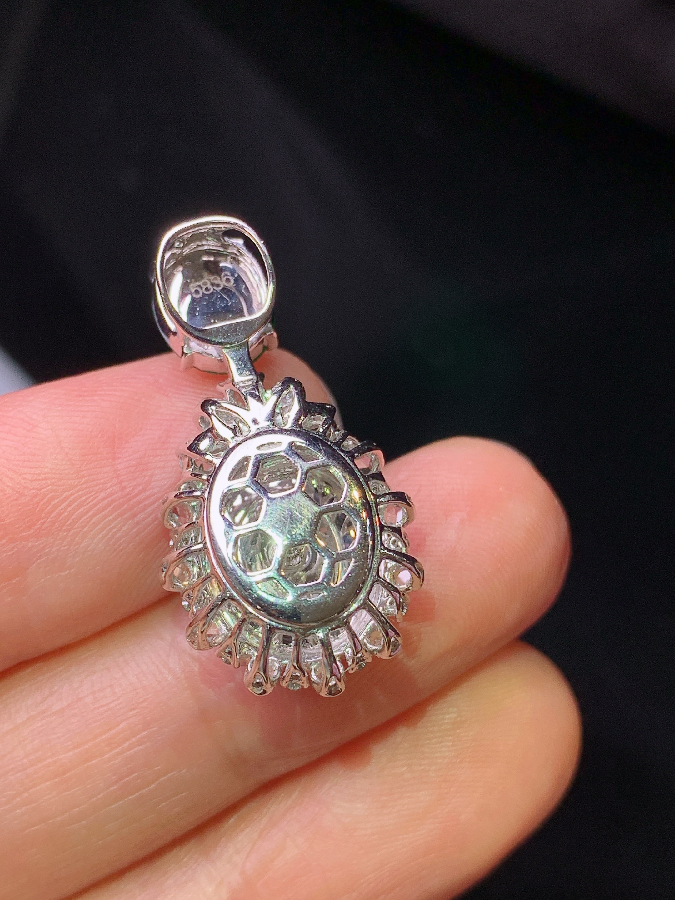 18k金钻镶嵌黄翡蛋面吊坠 玉质细腻 色泽艳丽清新 水润亮眼 整体尺寸27.3*14.5*11.8t2