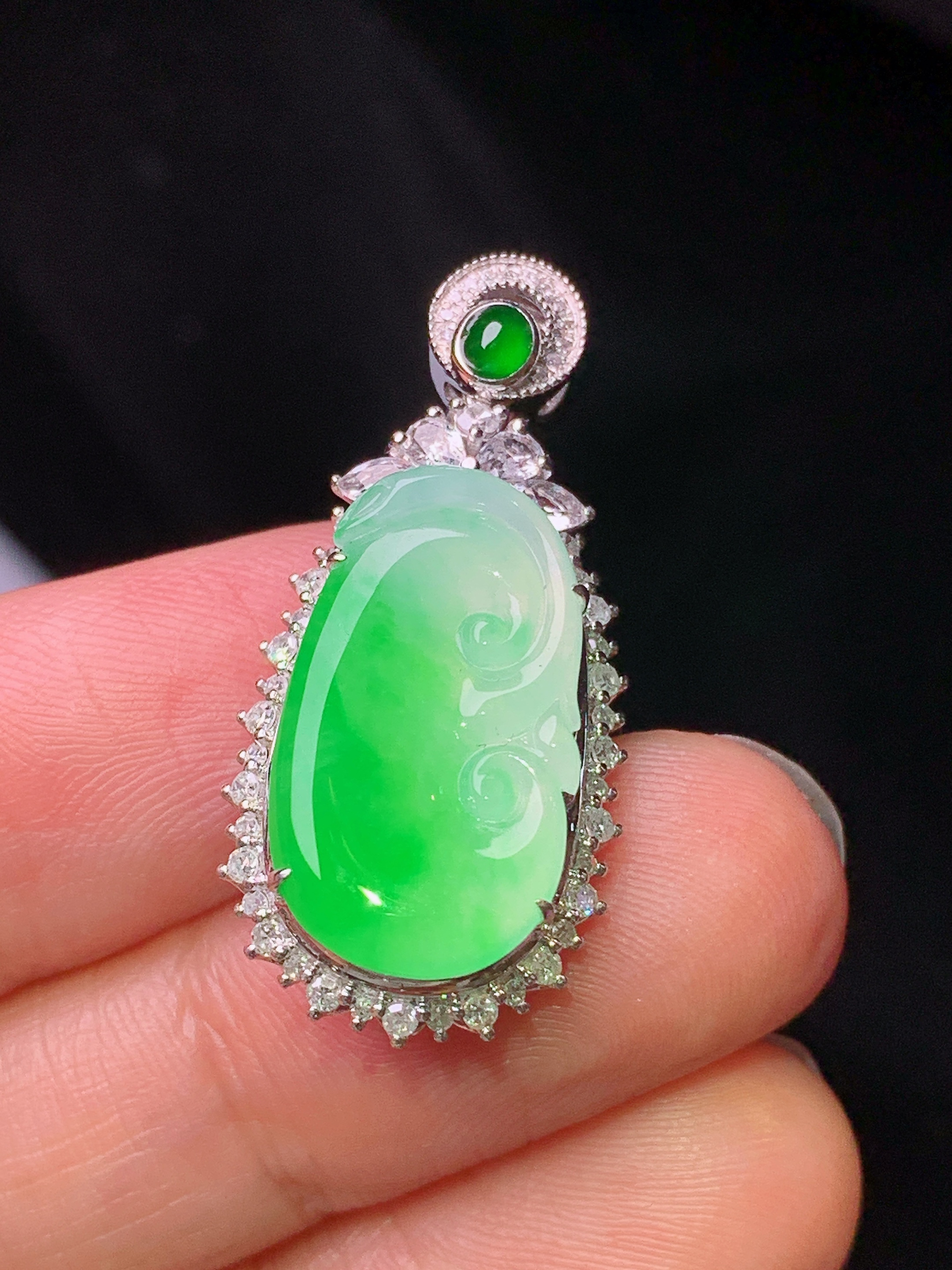 18k金钻镶嵌飘绿如意吊坠 玉质细腻 色泽艳丽清新 水润亮眼 整体尺寸30.6*14.5*6.8h1