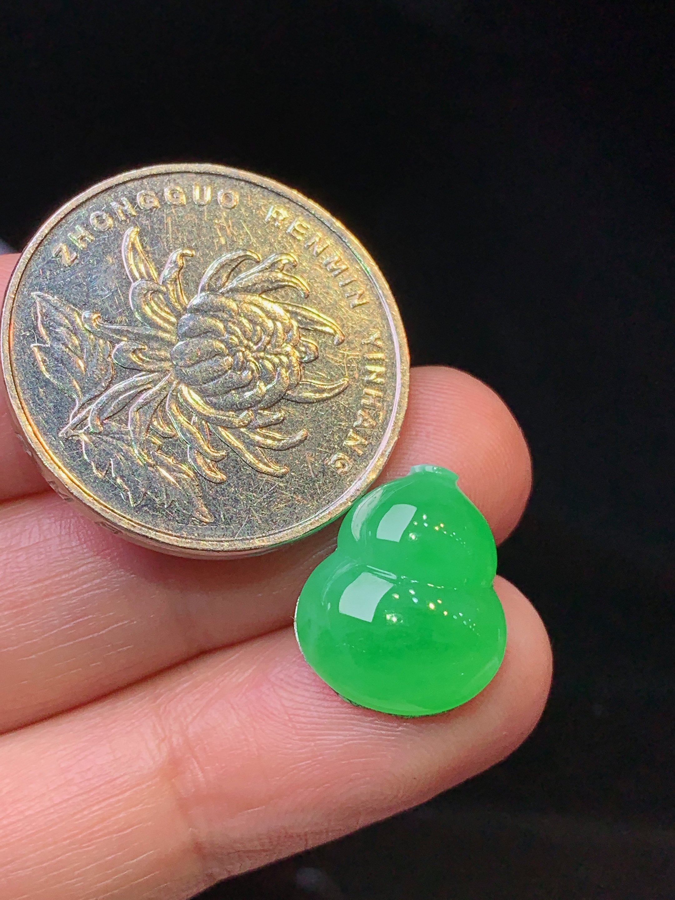 镶嵌款 满绿葫芦吊坠 玉质细腻 色泽艳丽清新 水润亮眼 整体尺寸14.6*12.3*5m2