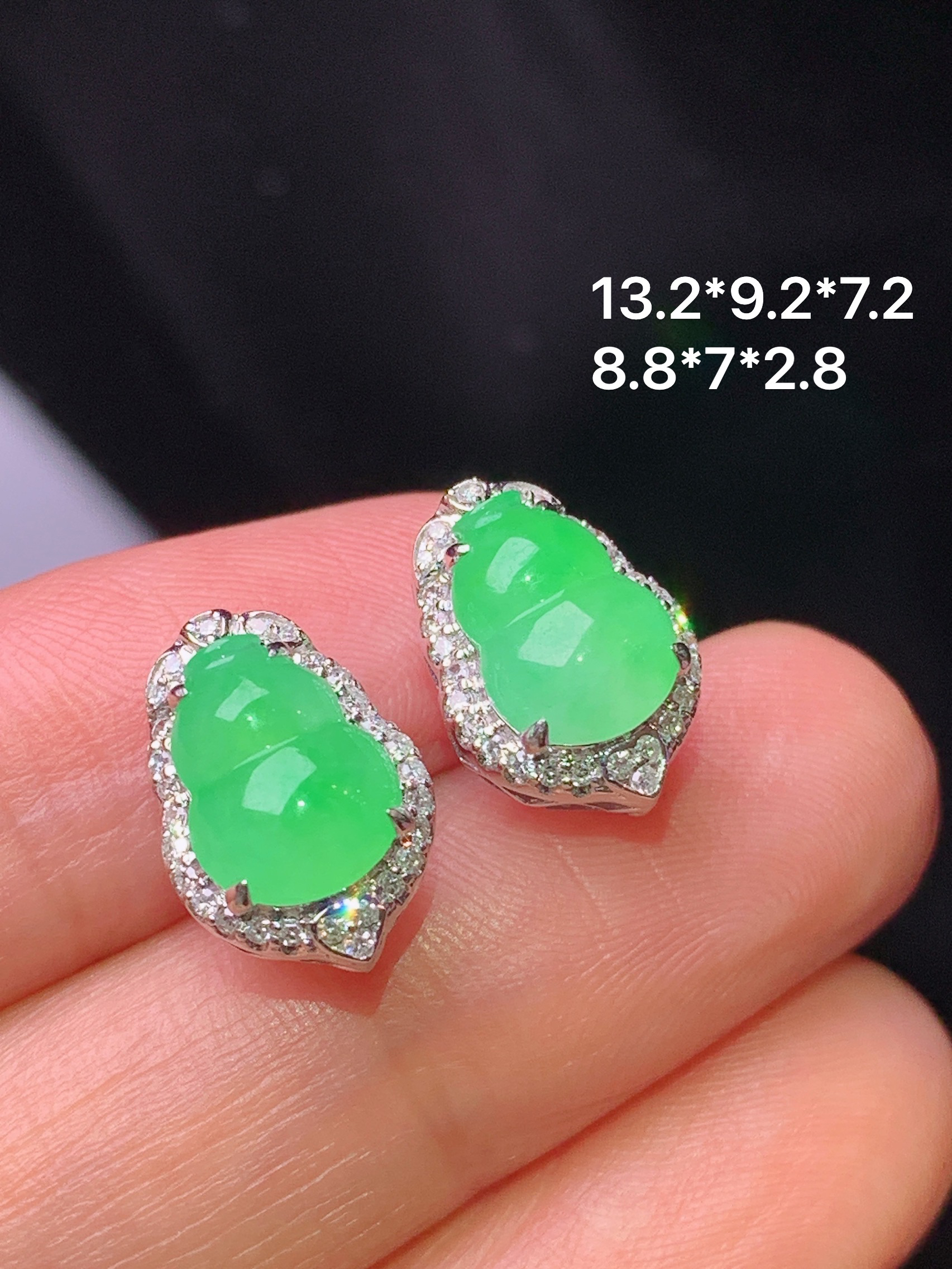 18k金钻镶嵌翠绿葫芦耳钉 玉质细腻 色泽艳丽清新 水润亮眼 整体尺寸13.2*9.2*7.2h1