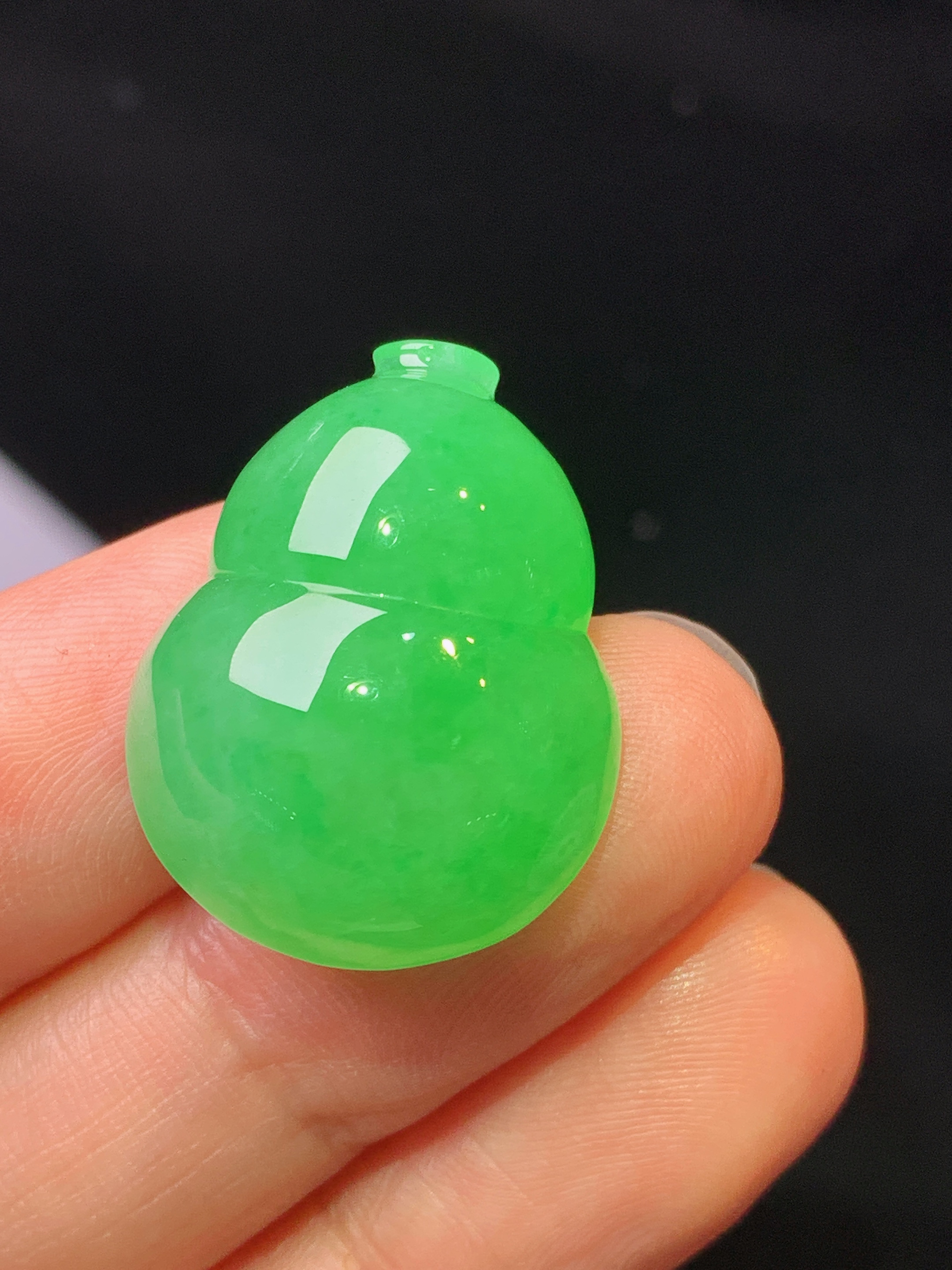 镶嵌款 满绿葫芦吊坠 玉质细腻 色泽艳丽清新 水润亮眼 整体尺寸24.5*18.8*10.8y2