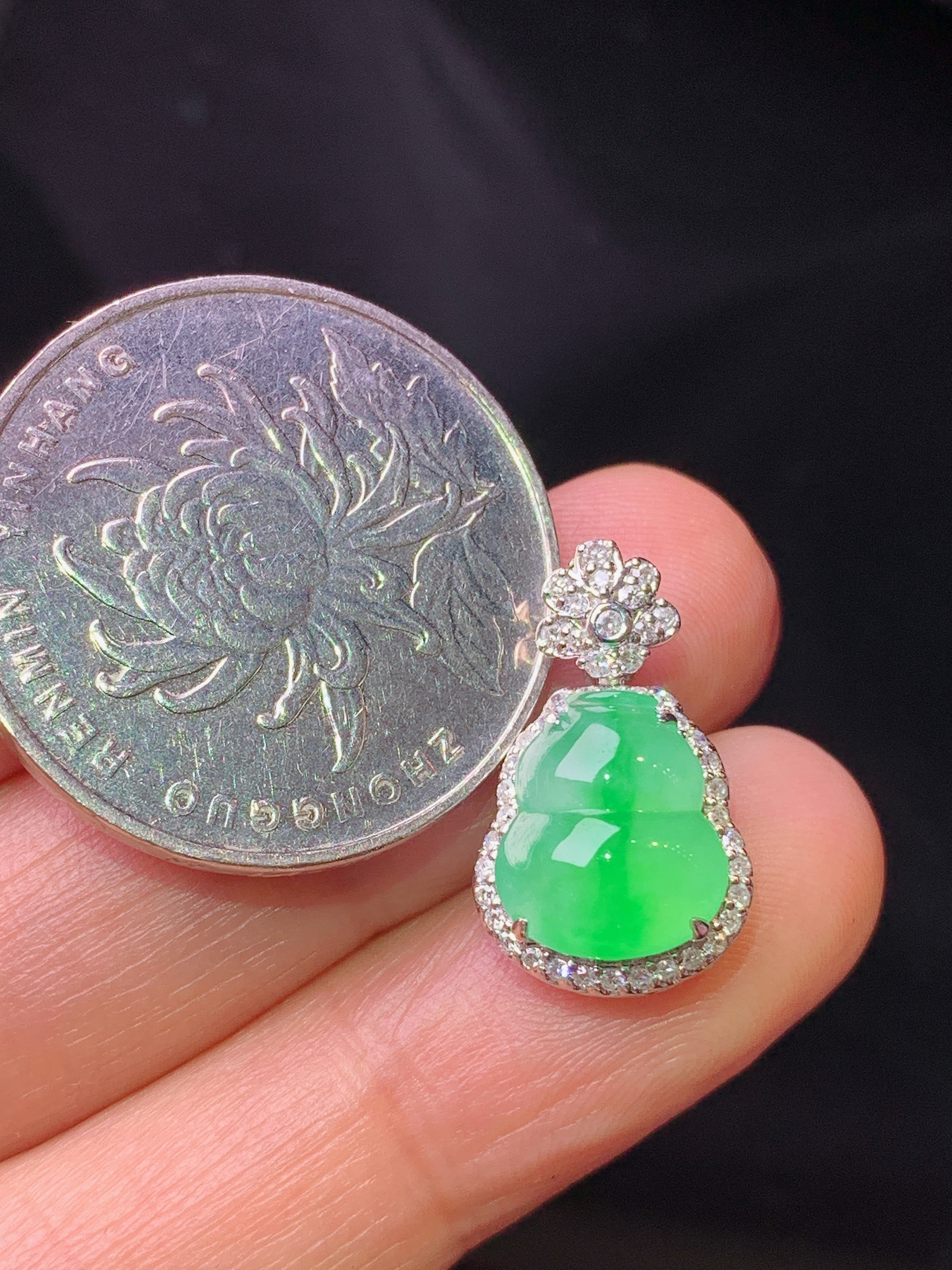 18k金钻镶嵌翠绿葫芦吊坠 玉质细腻 色泽艳丽清新 水润亮眼 整体尺寸18.2*11.2*8.2h1