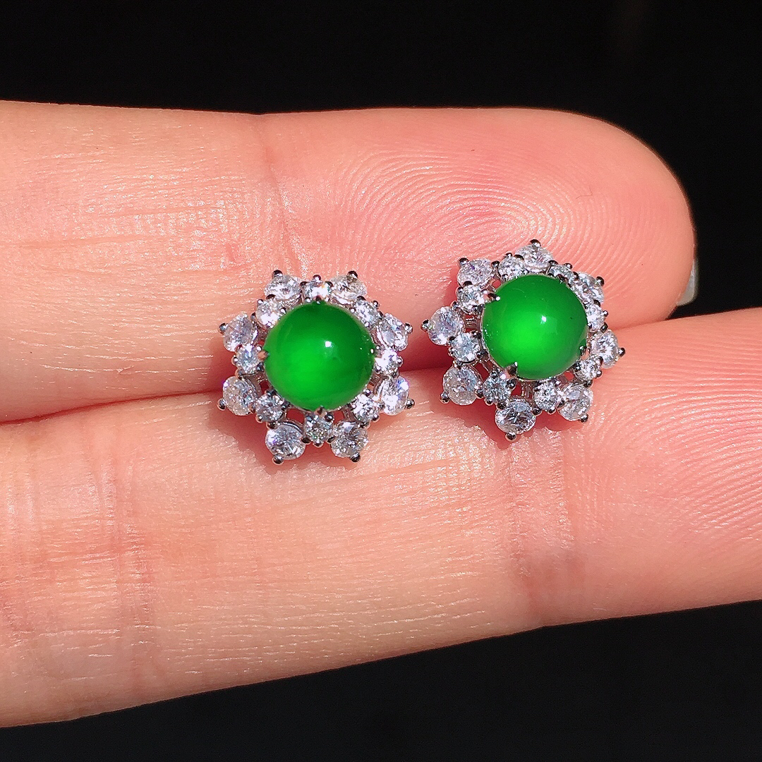 阳绿蛋面耳钉，色泽均匀艳丽，玉质细腻，荧光感超
强，饱满圆润，尽显优雅气质，18k
金豪华镶嵌