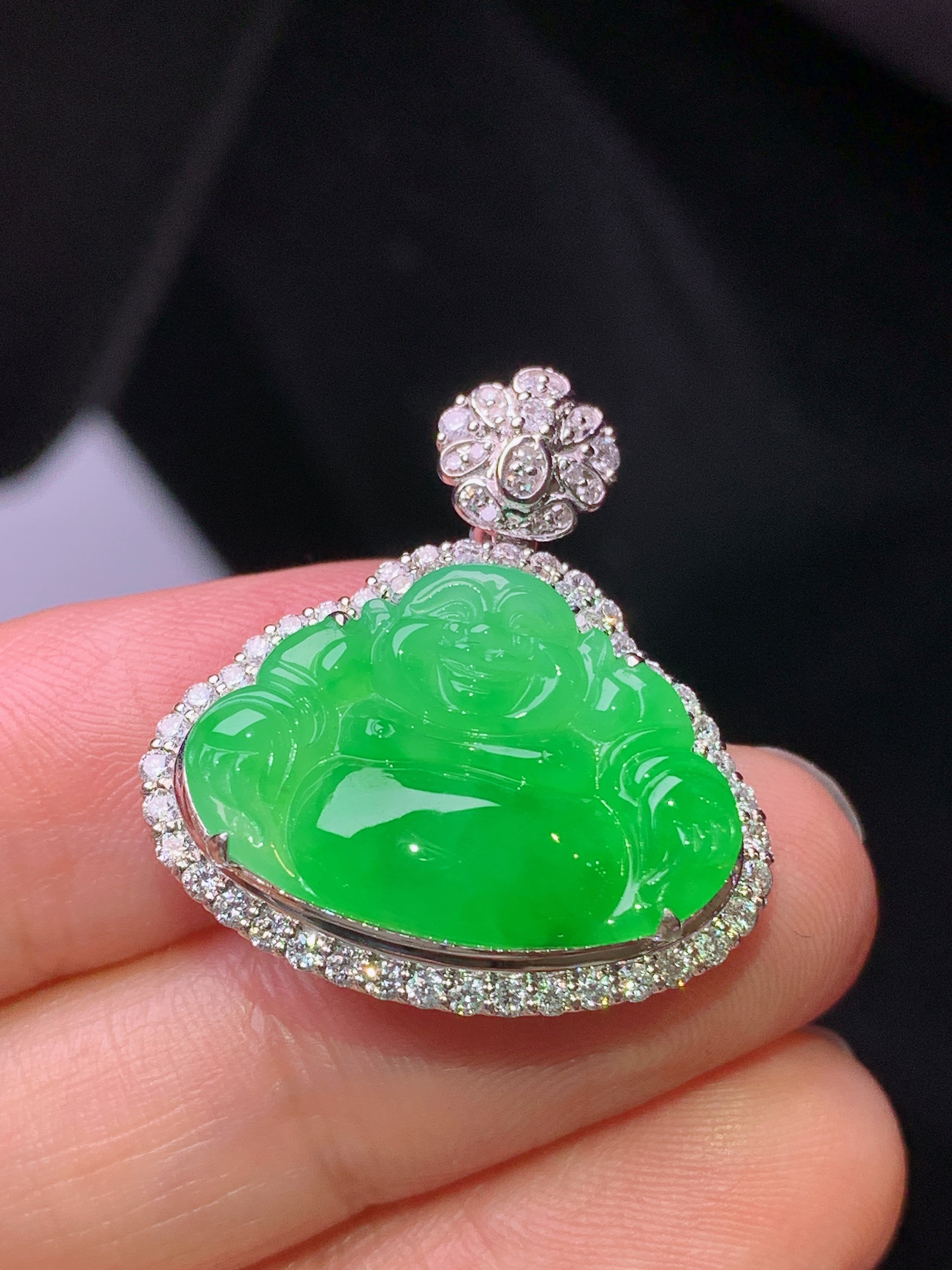 18k金钻镶嵌翠绿佛公吊坠 玉质细腻 色泽艳丽清新 水润亮眼 整体尺寸25.8*24*8.5h1