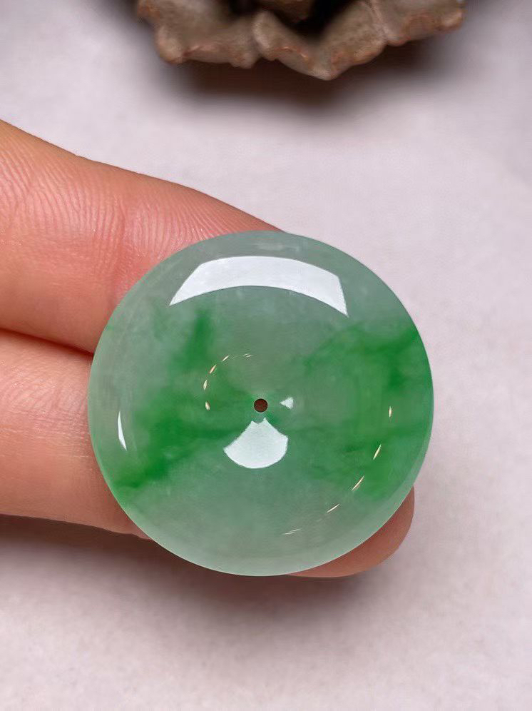 冰种飘绿【平安扣】吊坠，种水好、玉质细腻 ，卖相好.