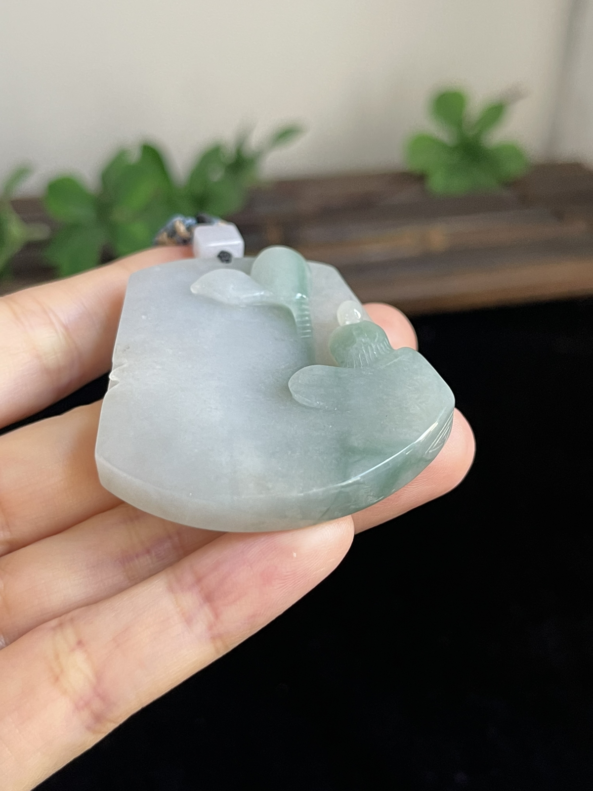 翡翠糯化种飘花吊坠，配珠未测