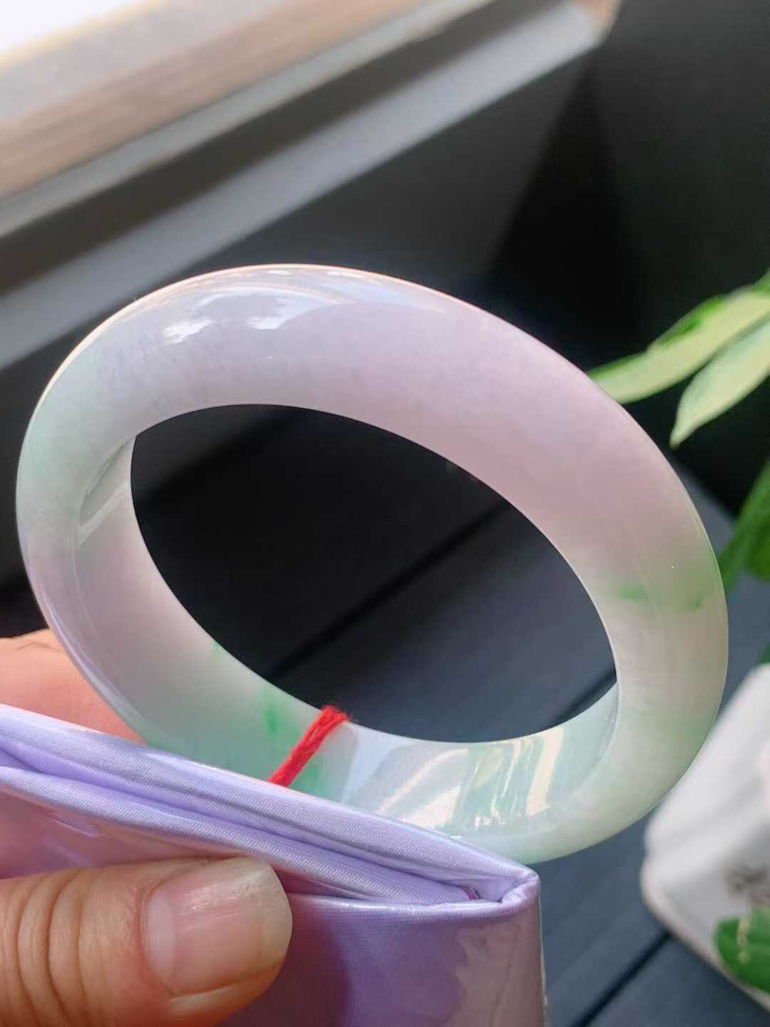 【翡翠名称】冰春彩飘阳绿57.2正圈口手镯
【翡翠尺寸】57.2/14.8/9.3mm适合56-58.3正圈口佩戴
【翡翠描述】宝贝种老水足，玉质细腻，色泽靓丽，性价比高，佩戴效果好！
【其它赠送】权威证书/精美挂绳盒子/支持全国复检