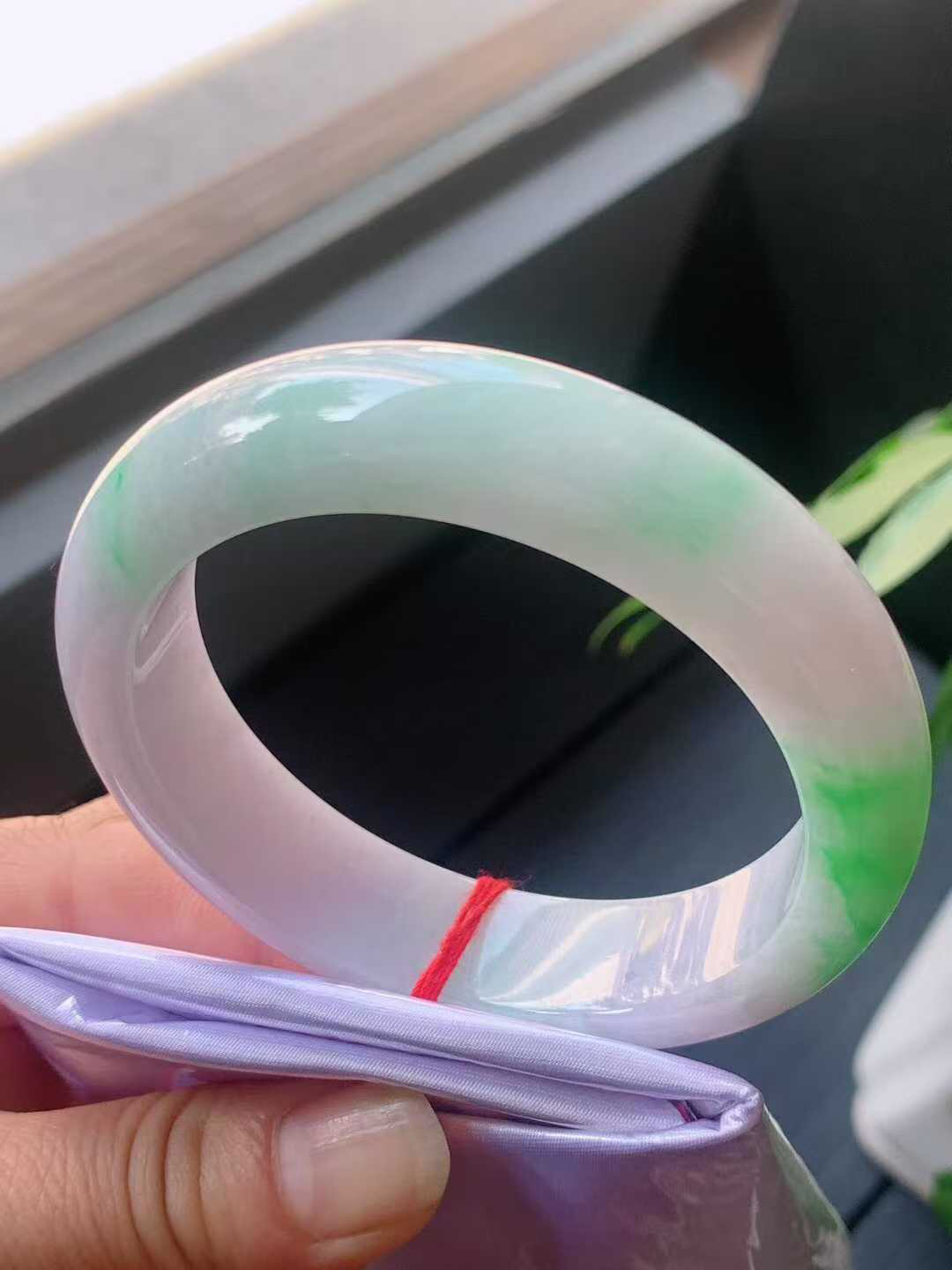 【翡翠名称】冰春彩飘阳绿57.2正圈口手镯
【翡翠尺寸】57.2/14.8/9.3mm适合56-58.3正圈口佩戴
【翡翠描述】宝贝种老水足，玉质细腻，色泽靓丽，性价比高，佩戴效果好！
【其它赠送】权威证书/精美挂绳盒子/支持全国复检