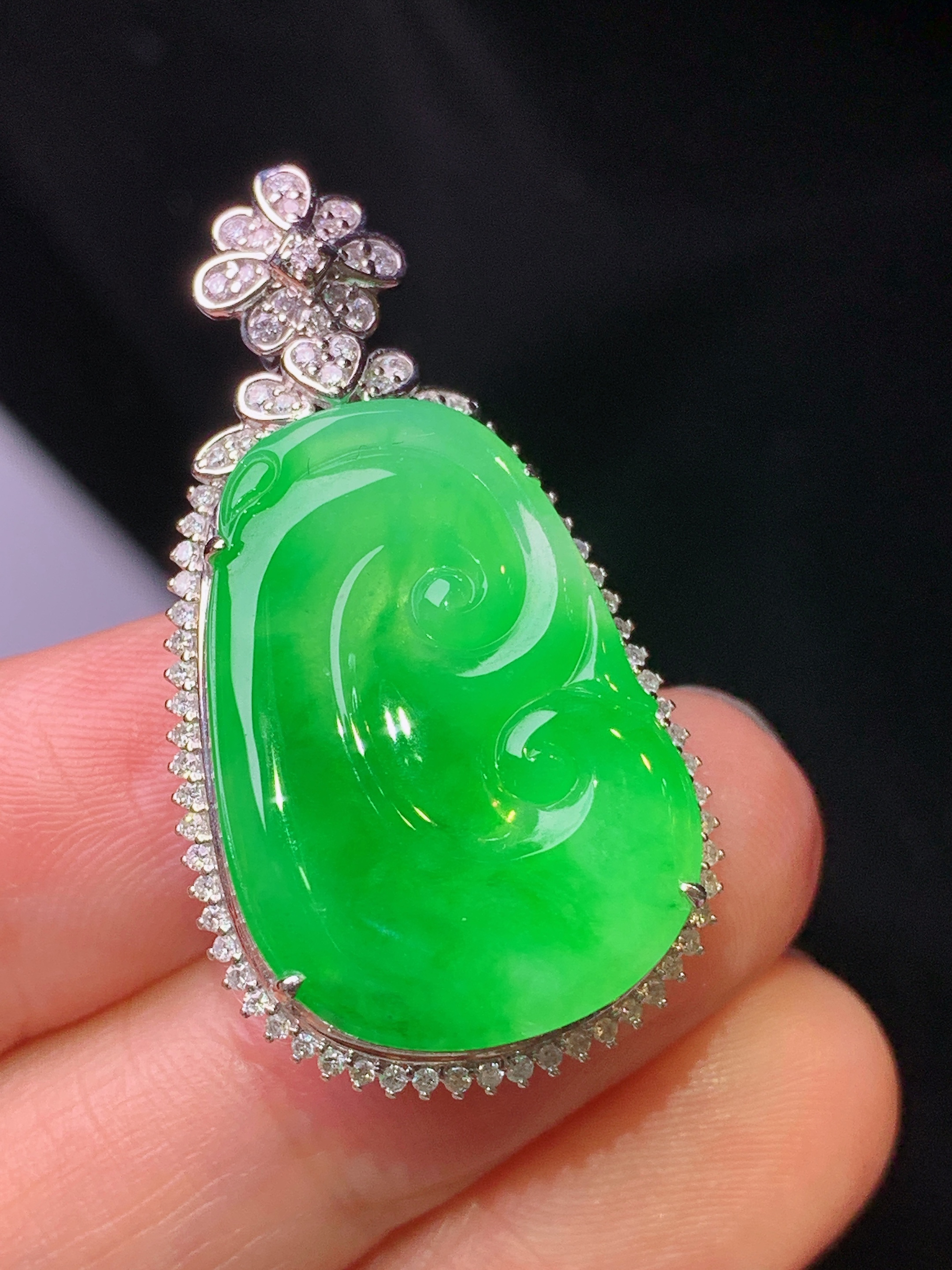 18k金钻镶嵌翠绿如意吊坠 玉质细腻 色泽艳丽清新 水润亮眼 整体尺寸35.6*19.5*9.2L2