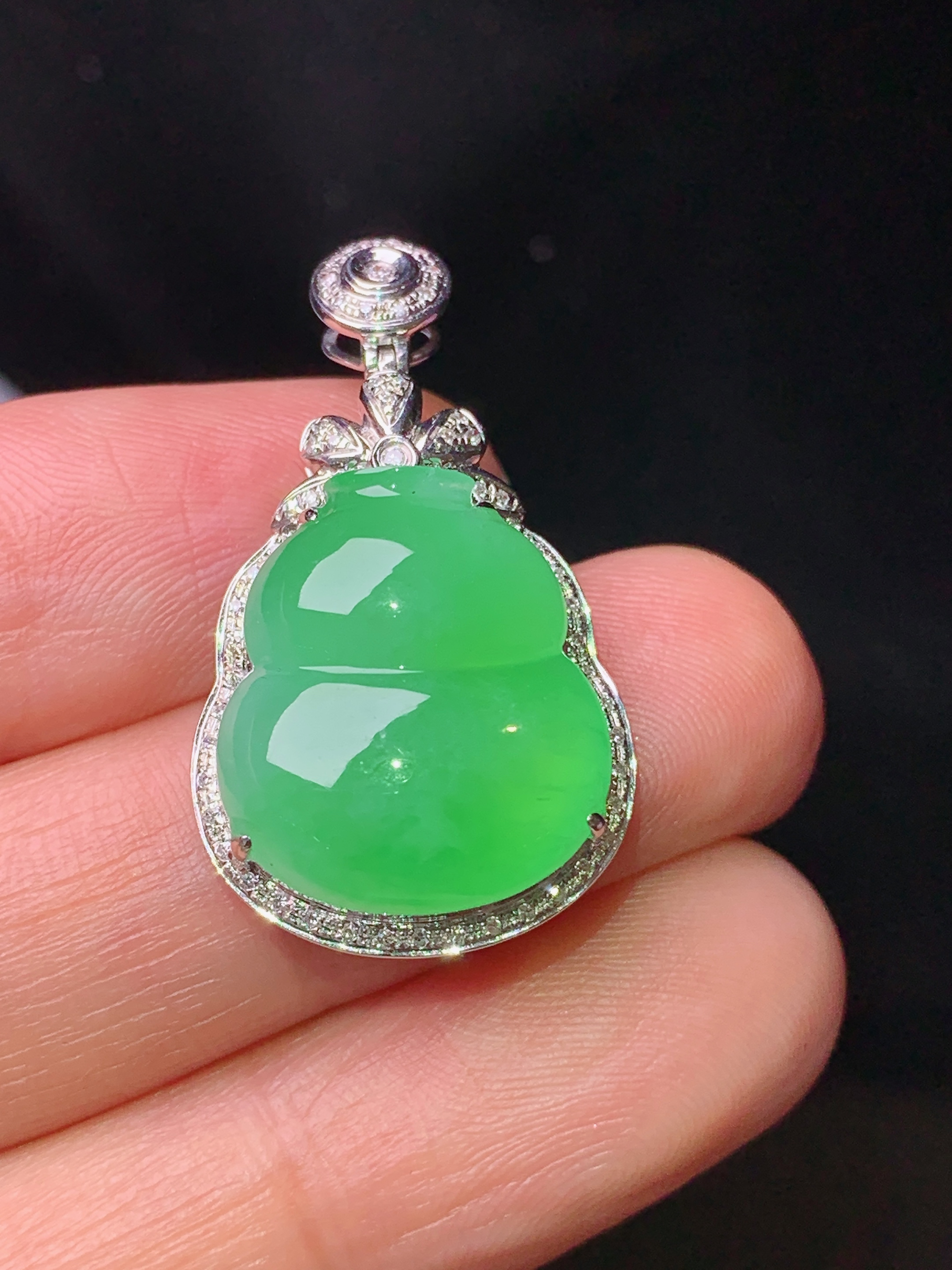 18k金钻镶嵌翠绿葫芦吊坠 玉质细腻 色泽艳丽清新 水润亮眼 整体尺寸29.5*16.7*7.6L2