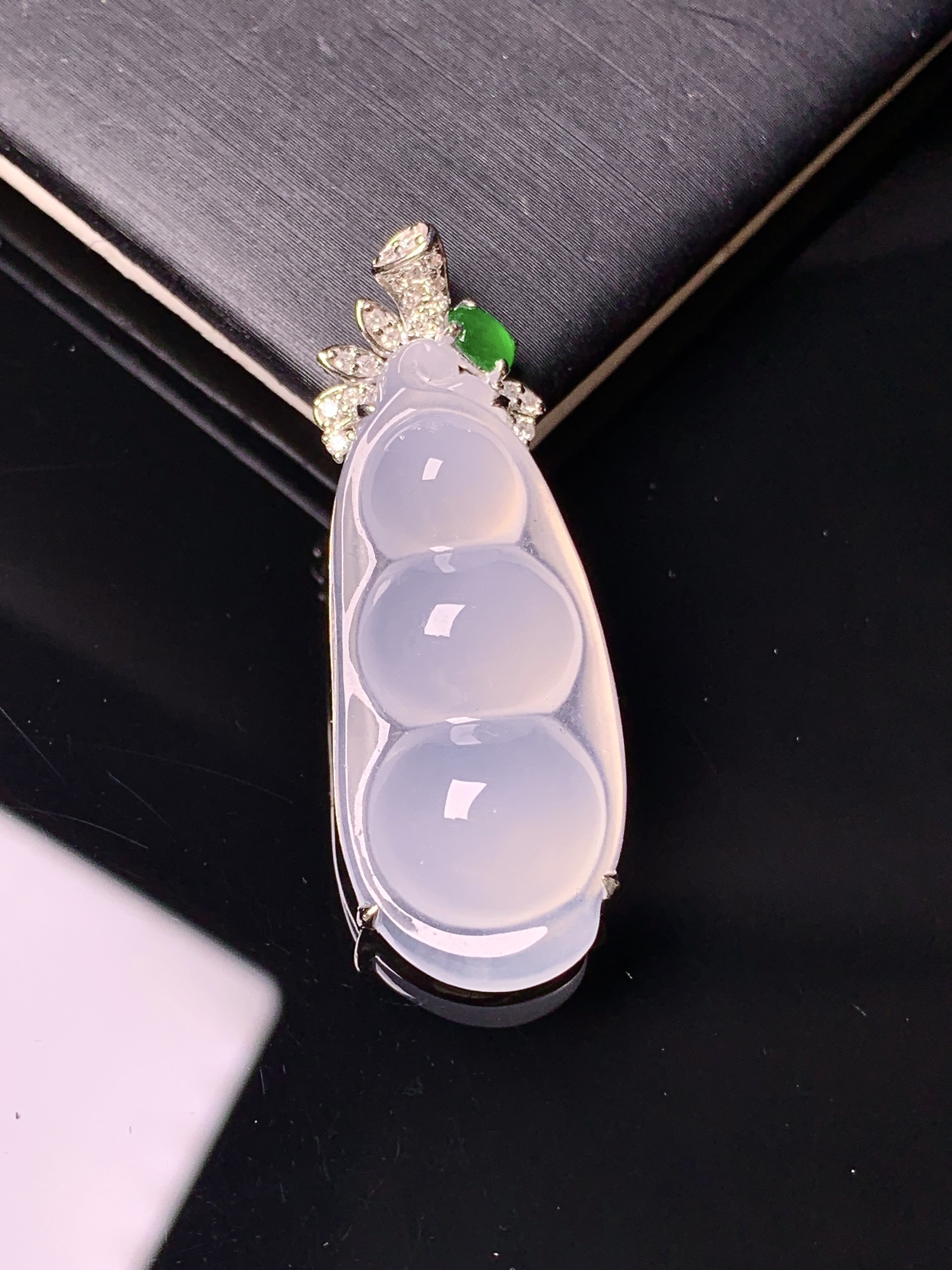 18k金钻镶嵌冰种四季豆吊坠 玉质细腻 色泽艳丽清新 水润亮眼 整体尺寸37.2*13.6*6.8t