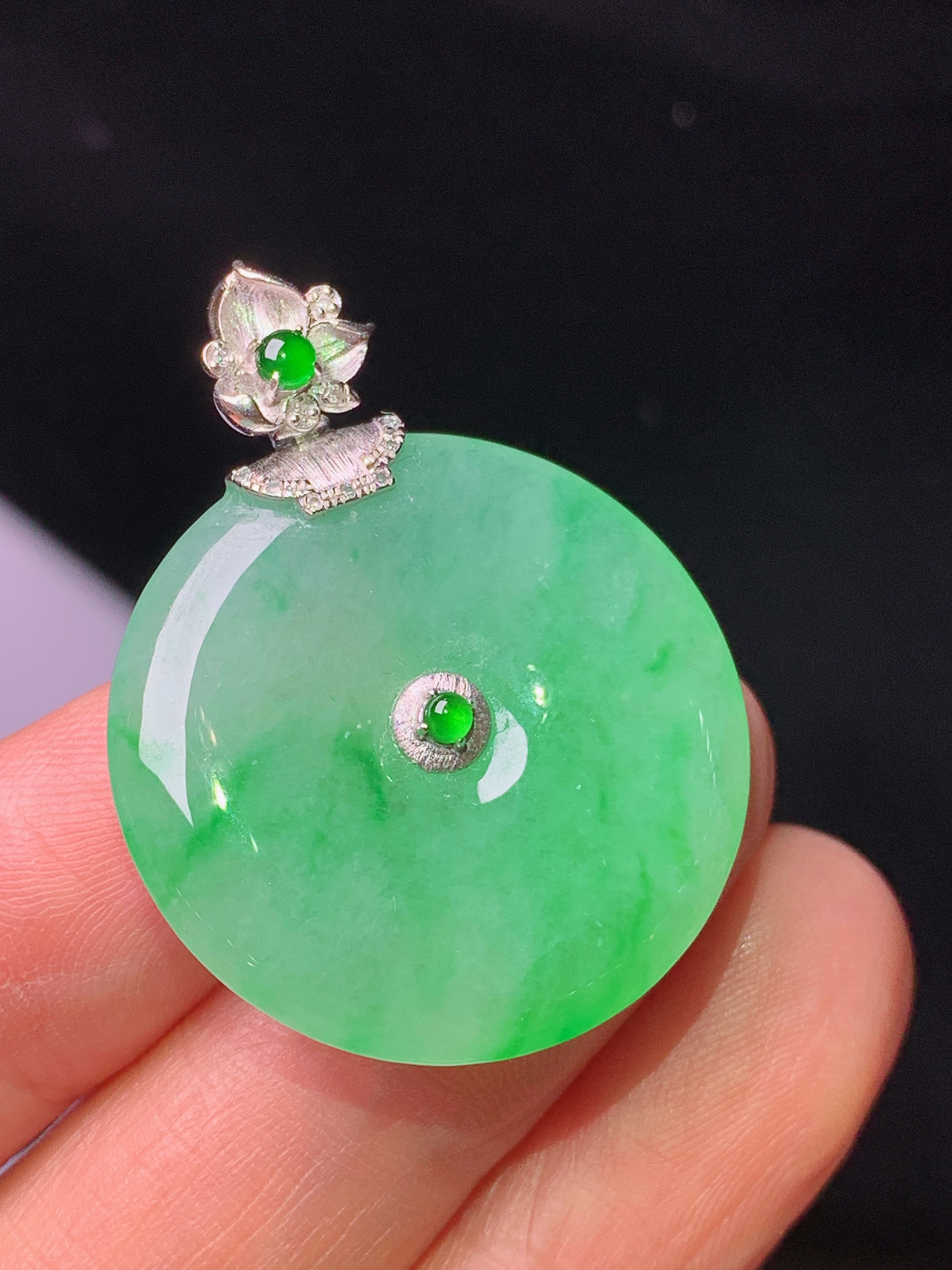 18k金钻镶嵌翠绿平安扣吊坠 玉质细腻 色泽艳丽清新 水润亮眼 整体尺寸34.3*26.3*5y2