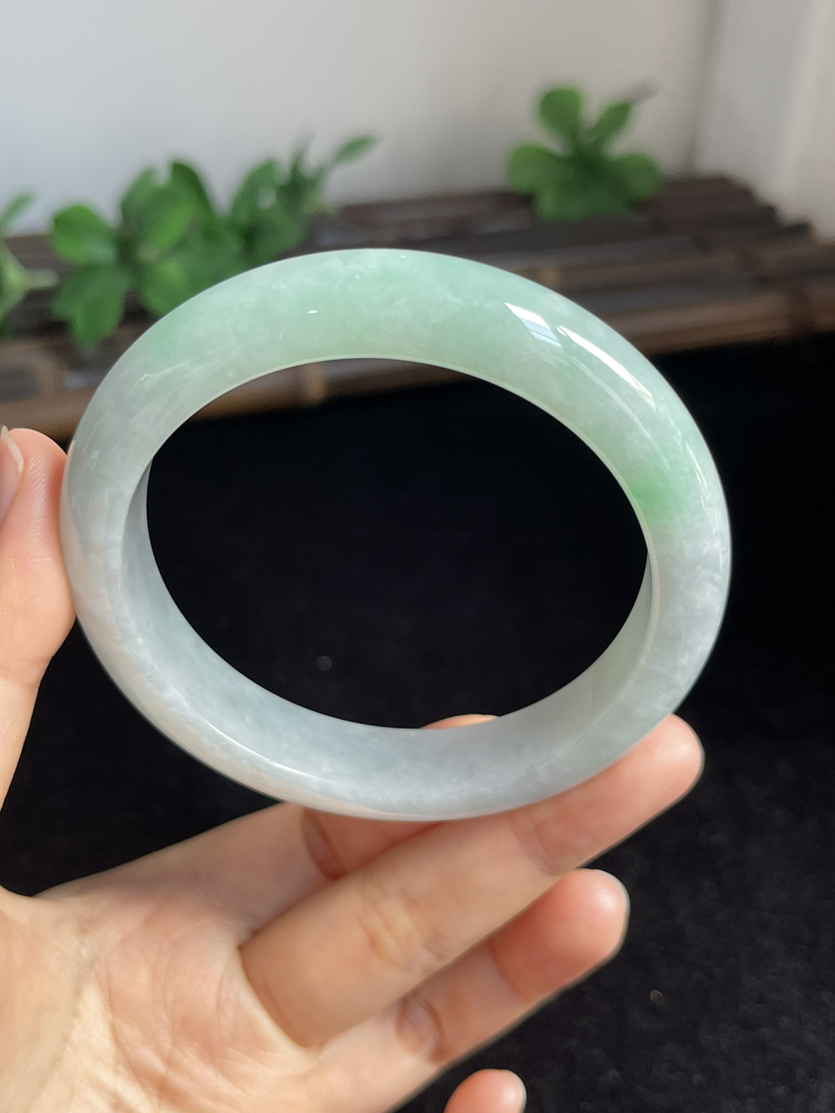 正圈58.5圈口，翡翠糯化种飘绿手镯