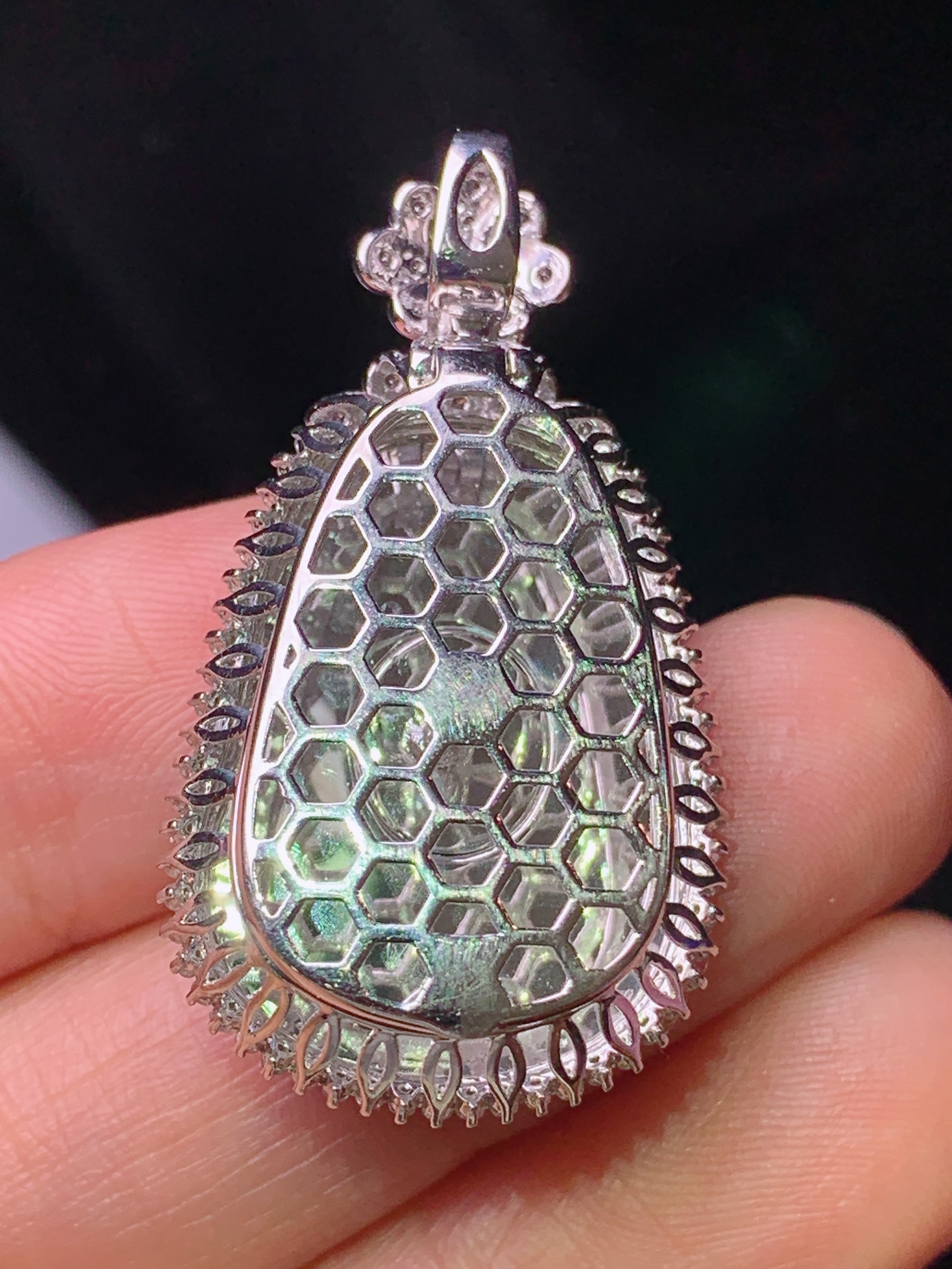 18k金钻镶嵌翠绿如意吊坠 玉质细腻 色泽艳丽清新 水润亮眼 整体尺寸35.6*19.5*9.2L2