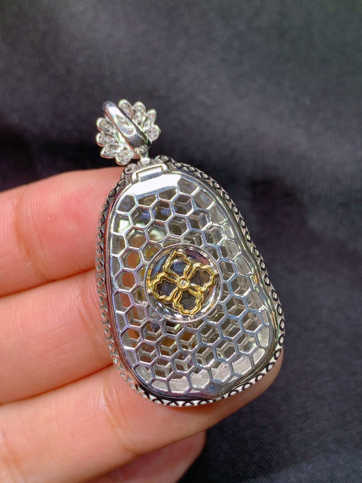 冰阳绿如意吊坠，18k金镶嵌，冰润色阳，玉质细腻，种水足，Jm 尺寸40.8*22.5*7.7