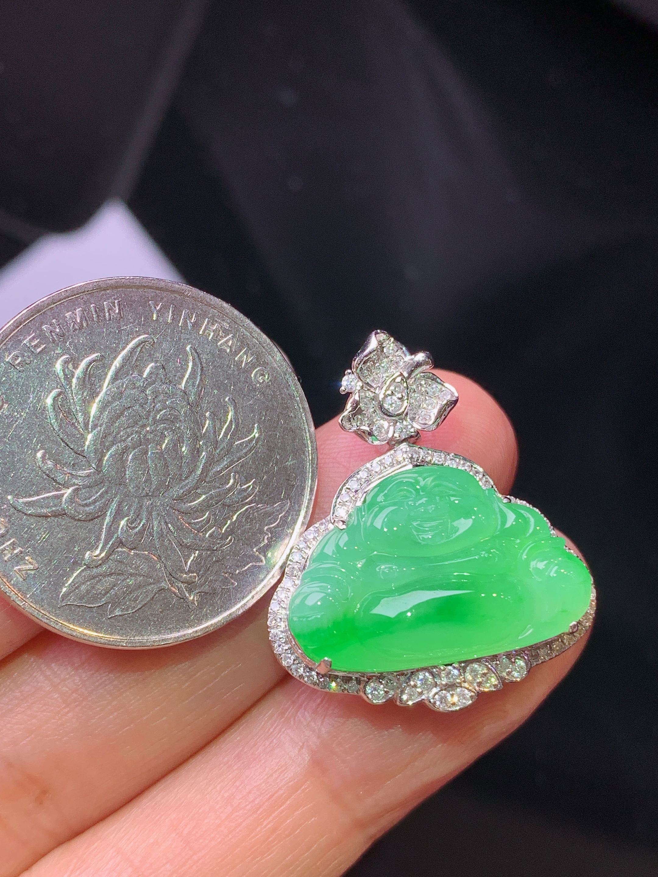 18k金钻镶嵌翠绿佛公吊坠 玉质细腻 色泽艳丽清新 水润亮眼 整体尺寸26*22.2*9.2L2