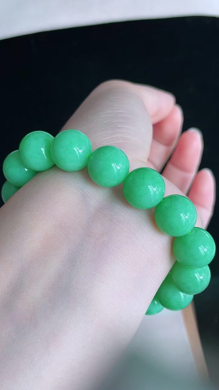【翡翠名称】老坑种满阳绿圆珠手串手链
【翡翠尺寸】珠子平均尺寸12.3mm
【翡翠描述】宝贝种老水足，玉质细腻，色泽靓丽，性价比高，佩戴效果好！
【其它赠送】权威证书/精美挂绳盒子/支持全国复检