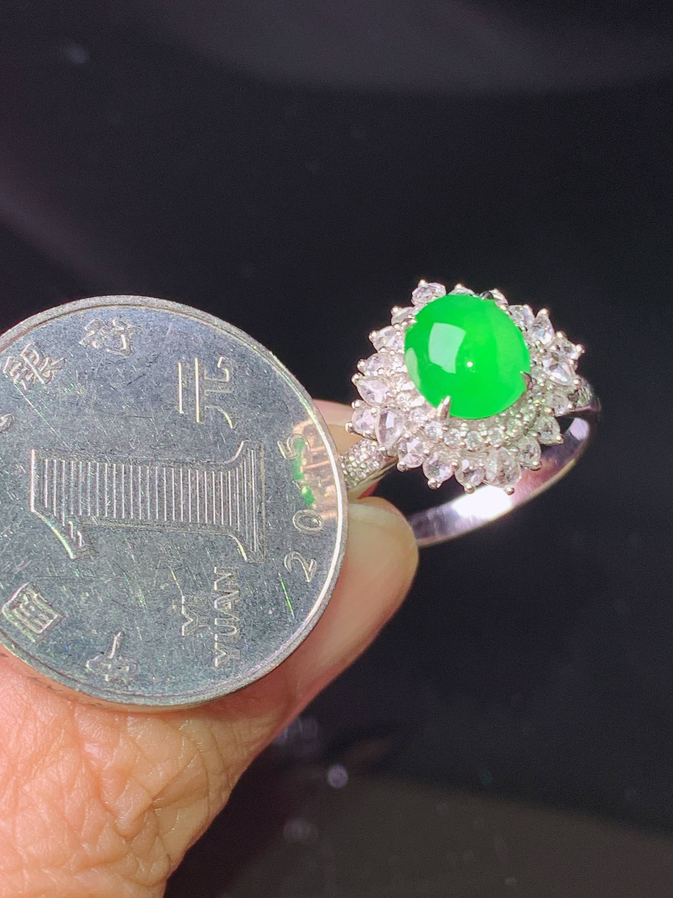 18k金钻镶嵌满绿蛋面戒指 玉质细腻 色泽艳丽清新 水润亮眼 圈口14 整体尺寸14.5*10.8t1