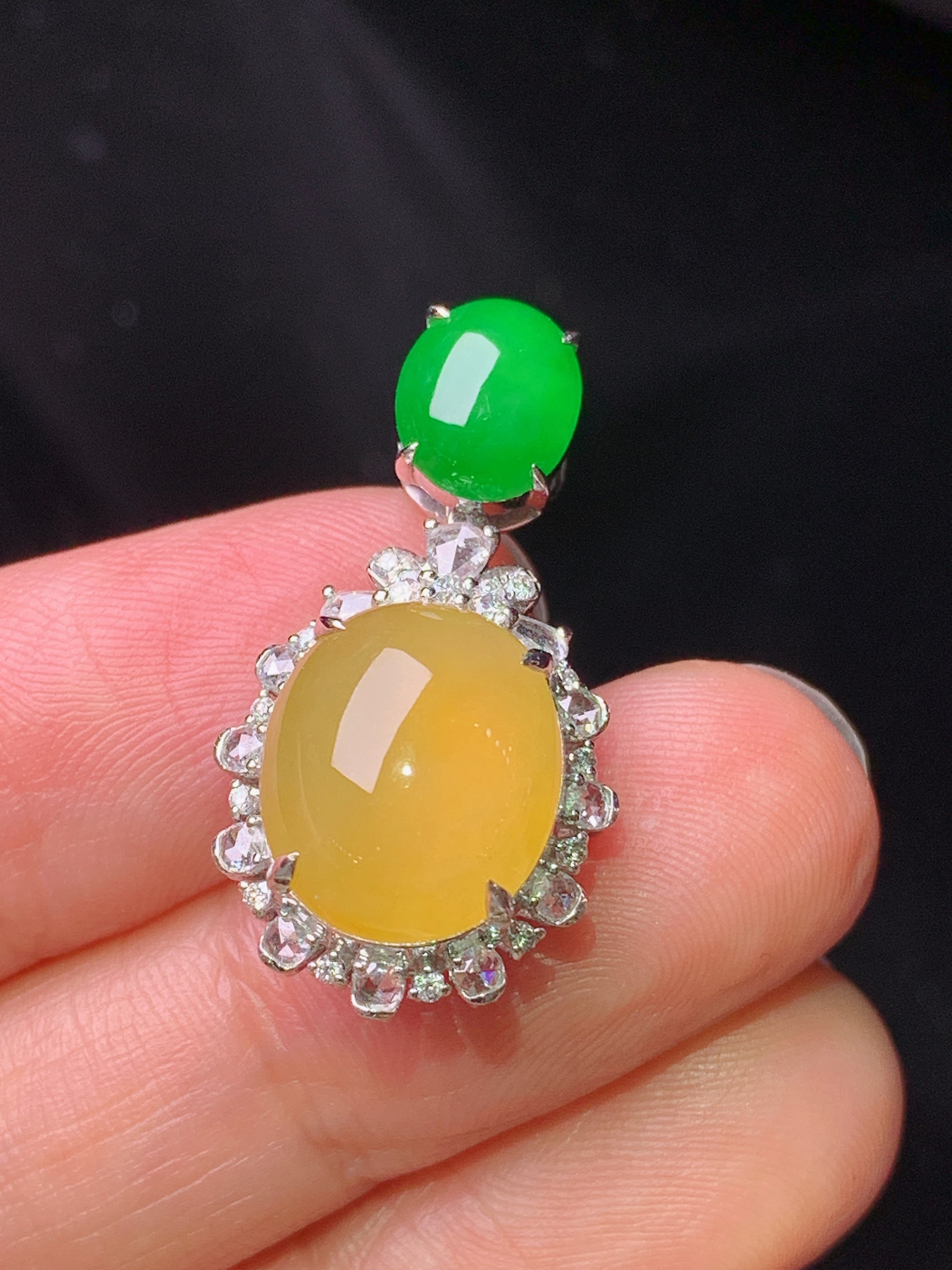 18k金钻镶嵌黄翡蛋面吊坠 玉质细腻 色泽艳丽清新 水润亮眼 整体尺寸27.3*14.5*11.8t2