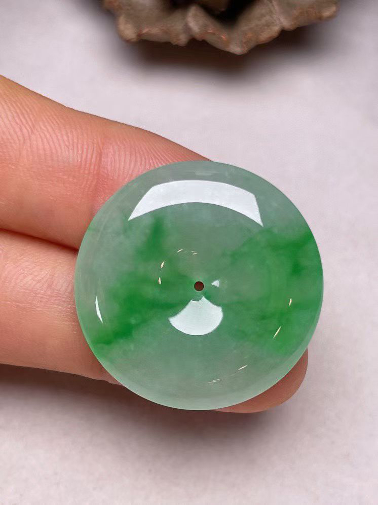 冰种飘绿【平安扣】吊坠，种水好、玉质细腻 ，卖相好.