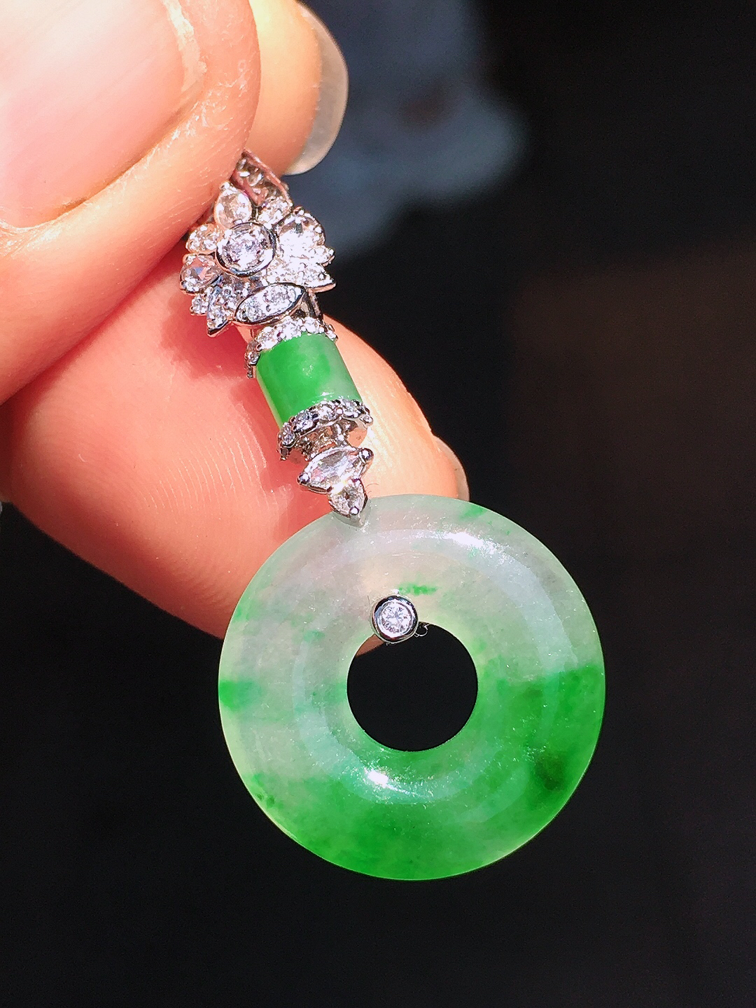 飘绿平安扣吊坠，色泽艳丽，玉质细腻，荧光感超
强，饱满圆润，尽显优雅气质，18k
金豪华镶嵌