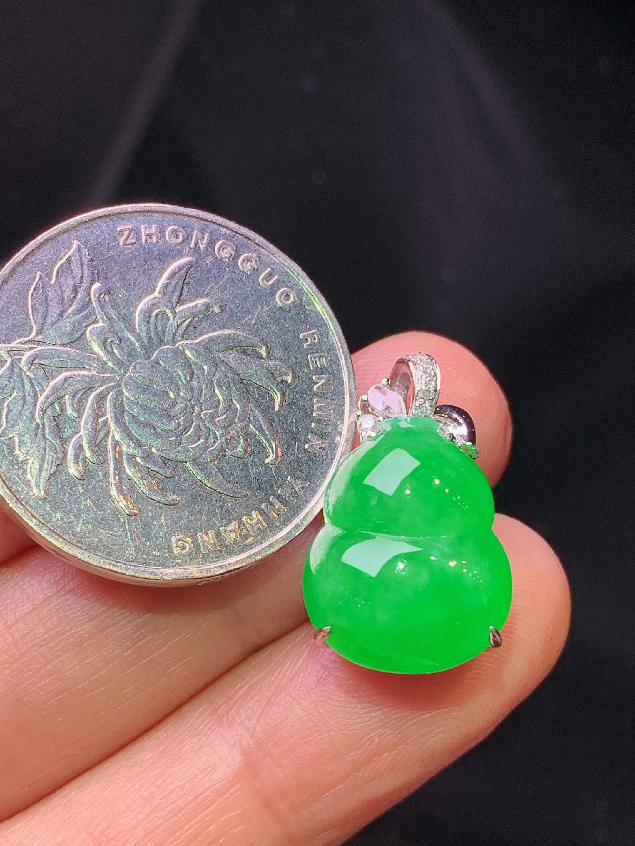 18k金钻镶嵌翠绿葫芦吊坠 玉质细腻 色泽艳丽清新 水润亮眼 整体尺寸20.6*12.5*8.8L2