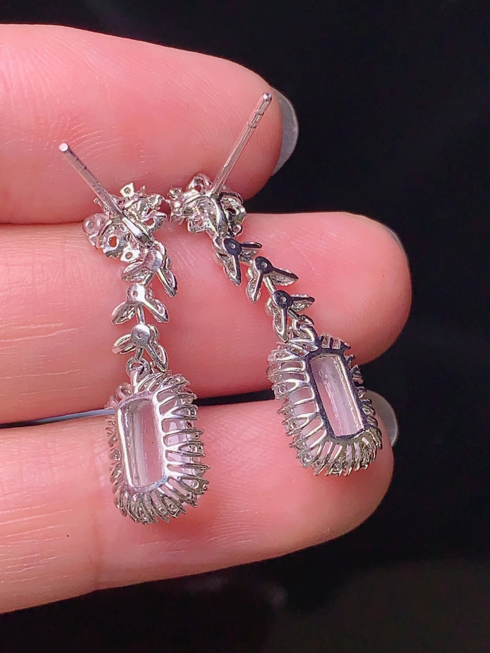 18k金钻镶嵌冰种玉柱耳坠 玉质细腻 色泽艳丽清新 水润亮眼 整体尺寸26.5*8*5.6t1