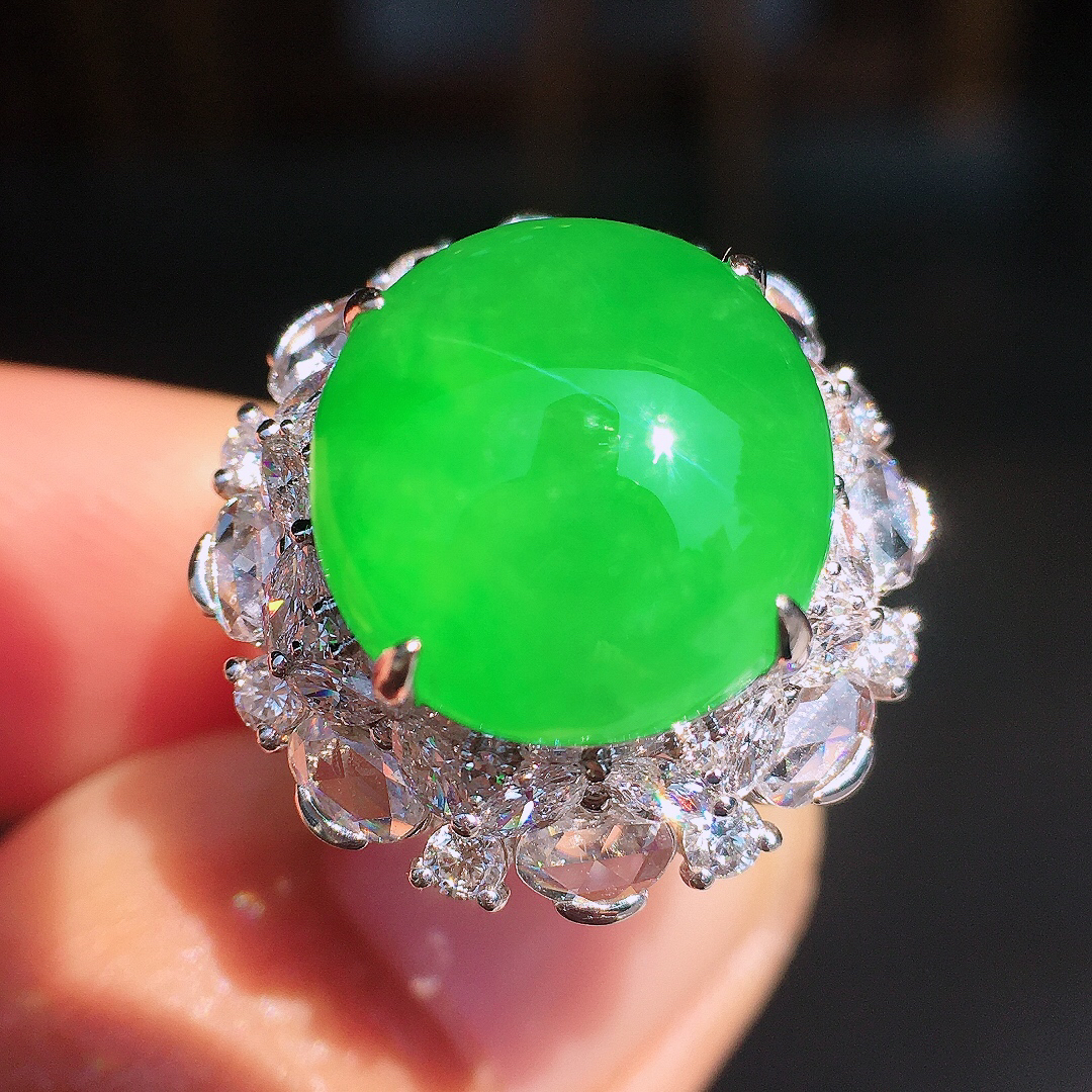 阳绿蛋面戒指，色泽均匀艳丽，玉质细腻，荧光感超
强，饱满圆润，尽显优雅气质，18k
金豪华镶嵌