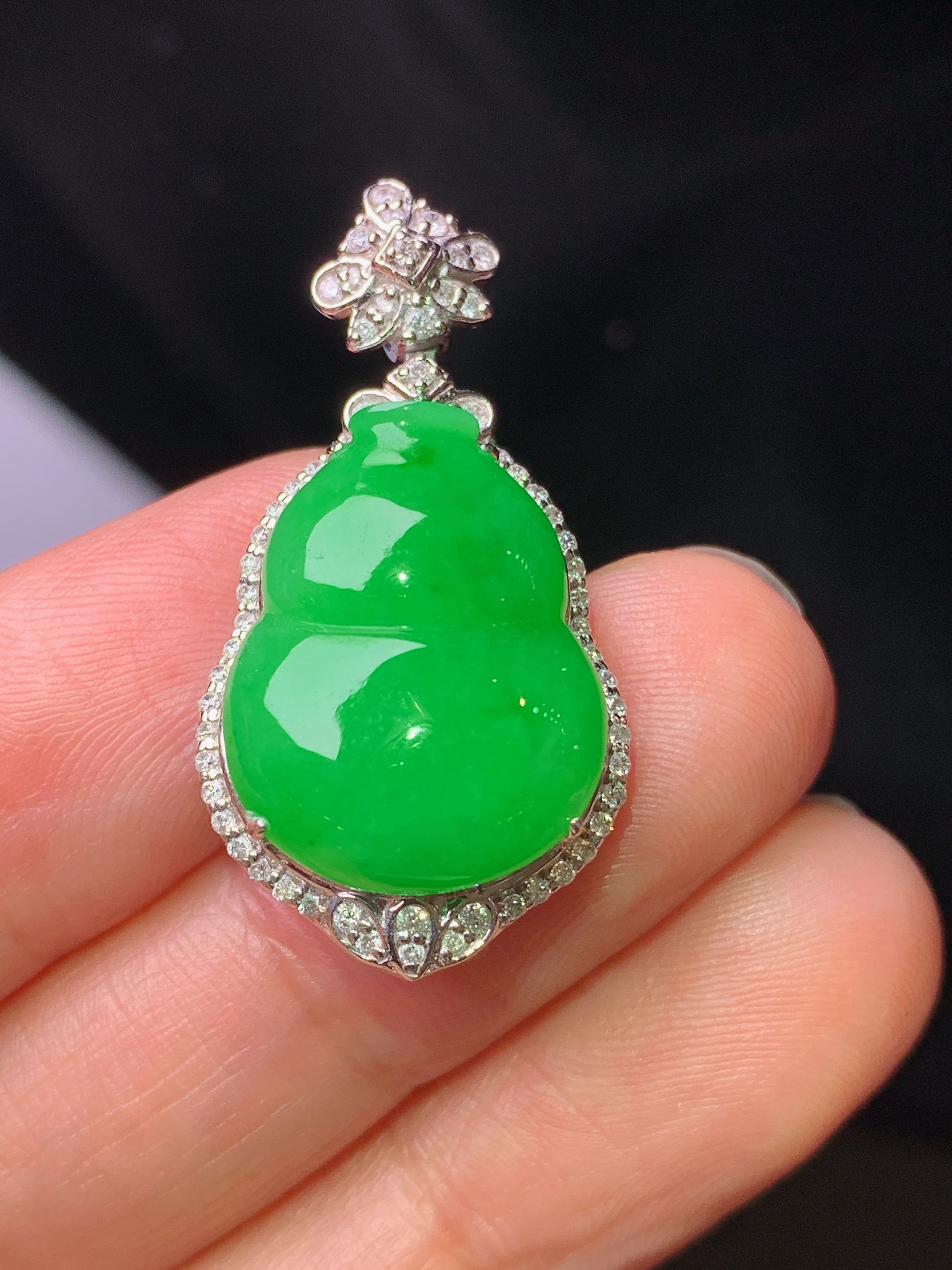 18k金钻镶嵌满绿葫芦吊坠 玉质细腻 色泽艳丽清新 水润亮眼 整体尺寸31*16*8.8L2