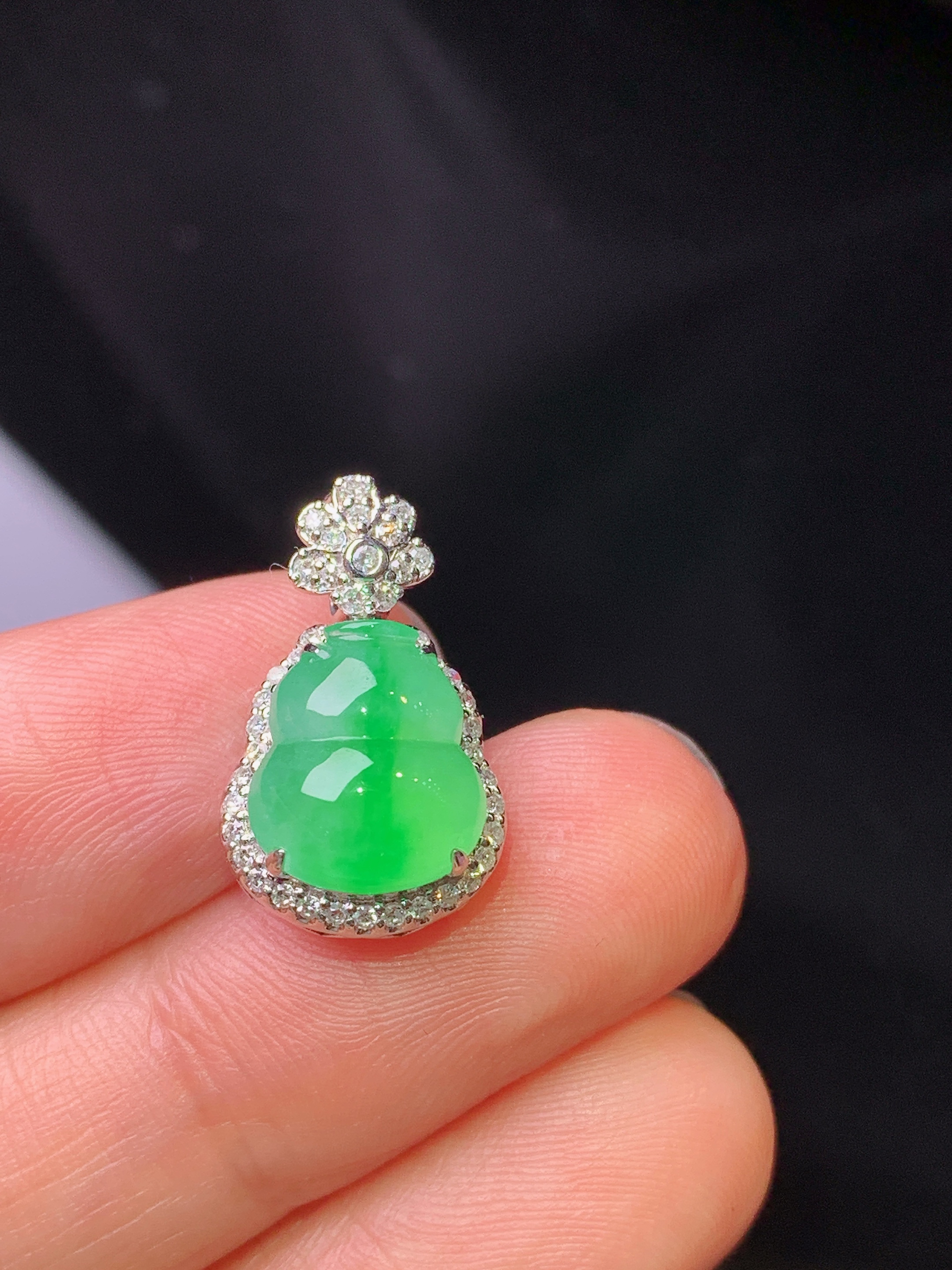 18k金钻镶嵌翠绿葫芦吊坠 玉质细腻 色泽艳丽清新 水润亮眼 整体尺寸18.2*11.2*8.2h1