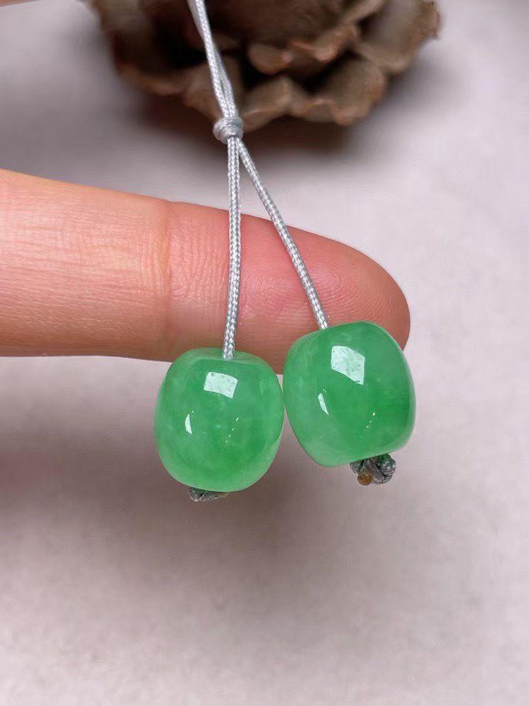 冰种阳绿【路路通】，种水好、玉质细腻 ，卖相好.