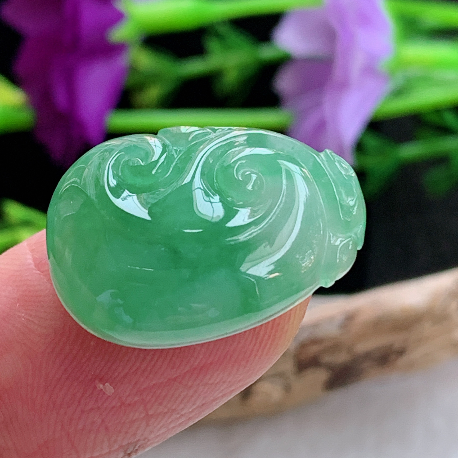 lz实拍22.2*15.5*5.4缅甸翡翠精雕冰胶饱满满绿如意玉吊坠 玉挂佚