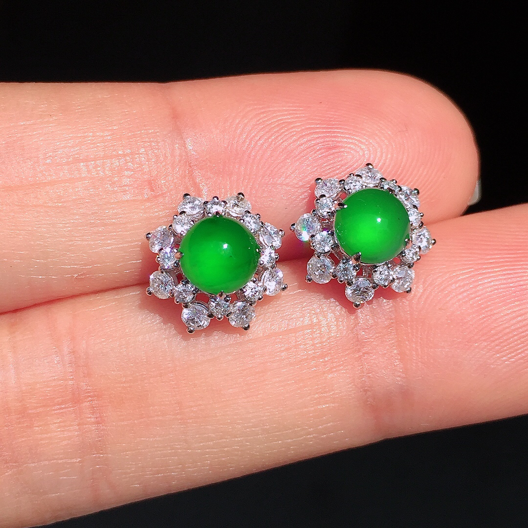 阳绿蛋面耳钉，色泽均匀艳丽，玉质细腻，荧光感超
强，饱满圆润，尽显优雅气质，18k
金豪华镶嵌