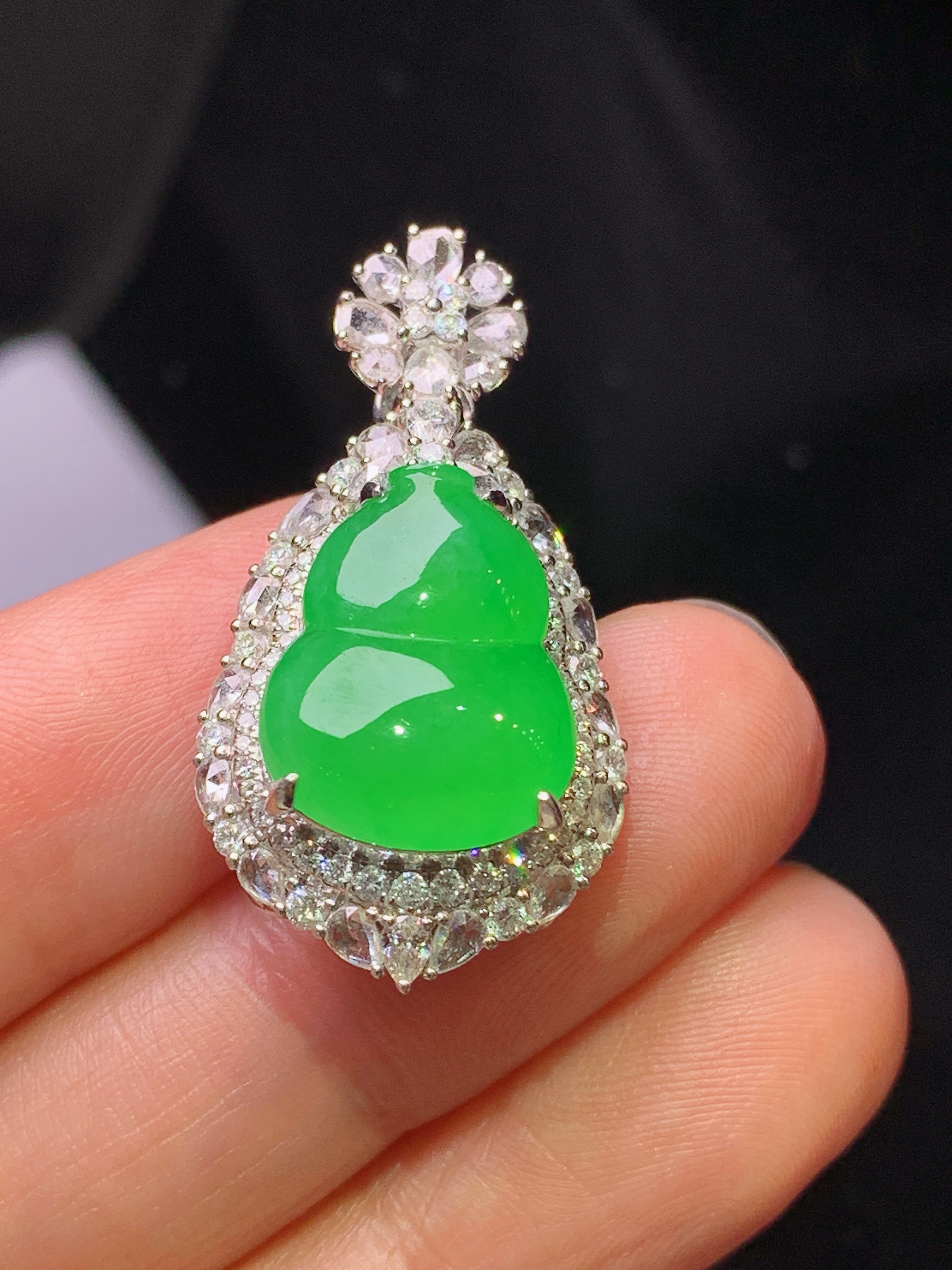 18k金钻镶嵌满绿葫芦吊坠 玉质细腻 色泽艳丽清新 水润亮眼 整体尺寸31.5*16.6*11.6s1