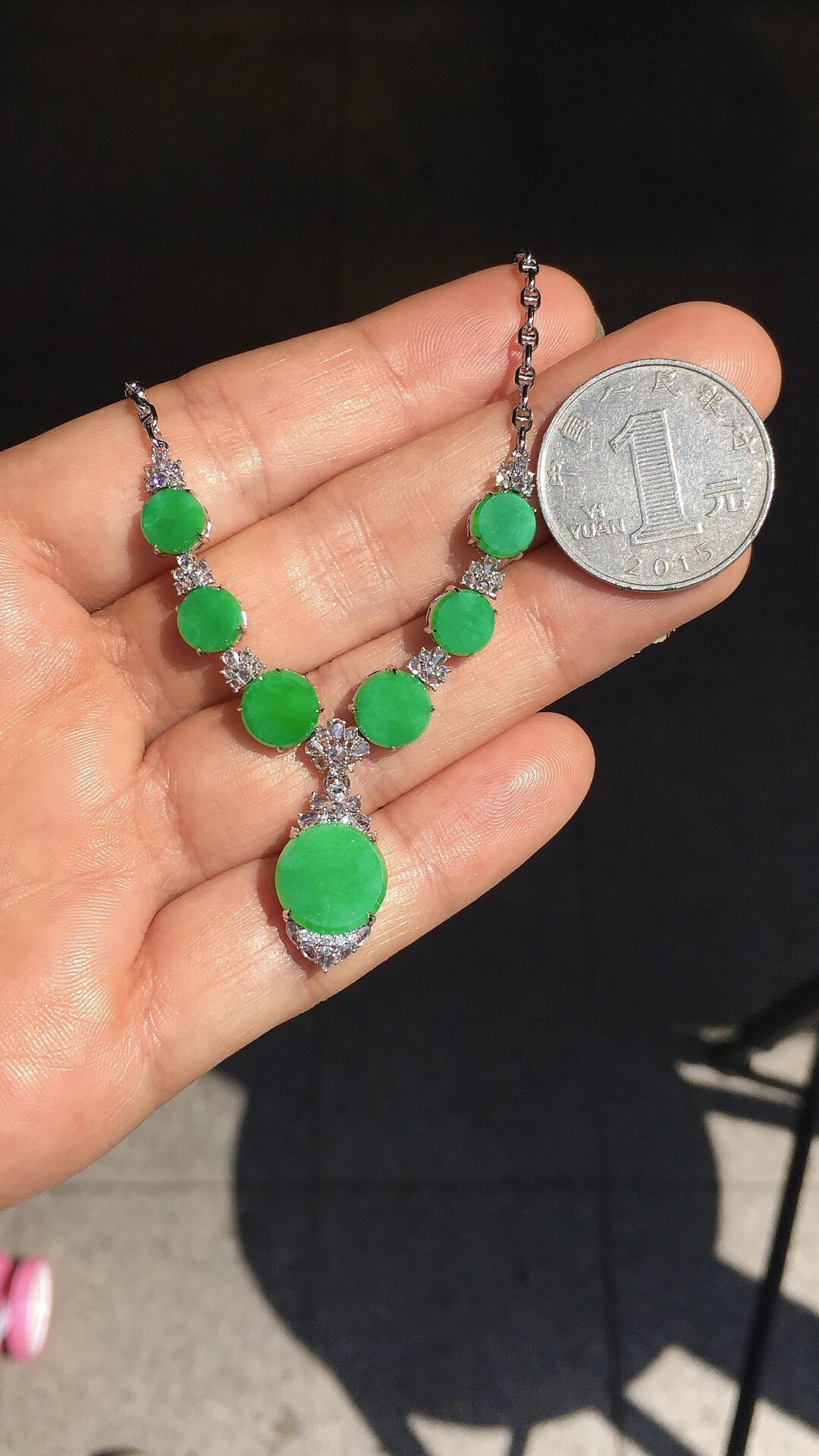 阳绿平安扣锁骨链，色泽均匀艳丽，玉质细腻，荧光感超
强，饱满圆润，尽显优雅气质，18k
金豪华镶嵌