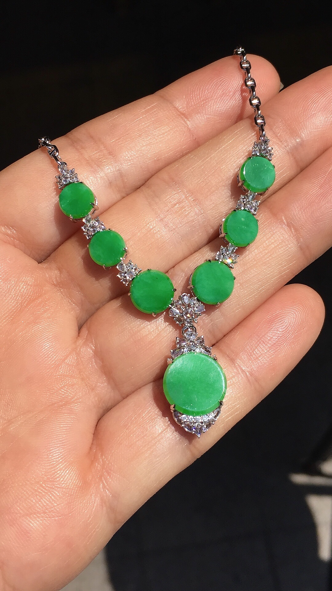 阳绿平安扣锁骨链，色泽均匀艳丽，玉质细腻，荧光感超
强，饱满圆润，尽显优雅气质，18k
金豪华镶嵌